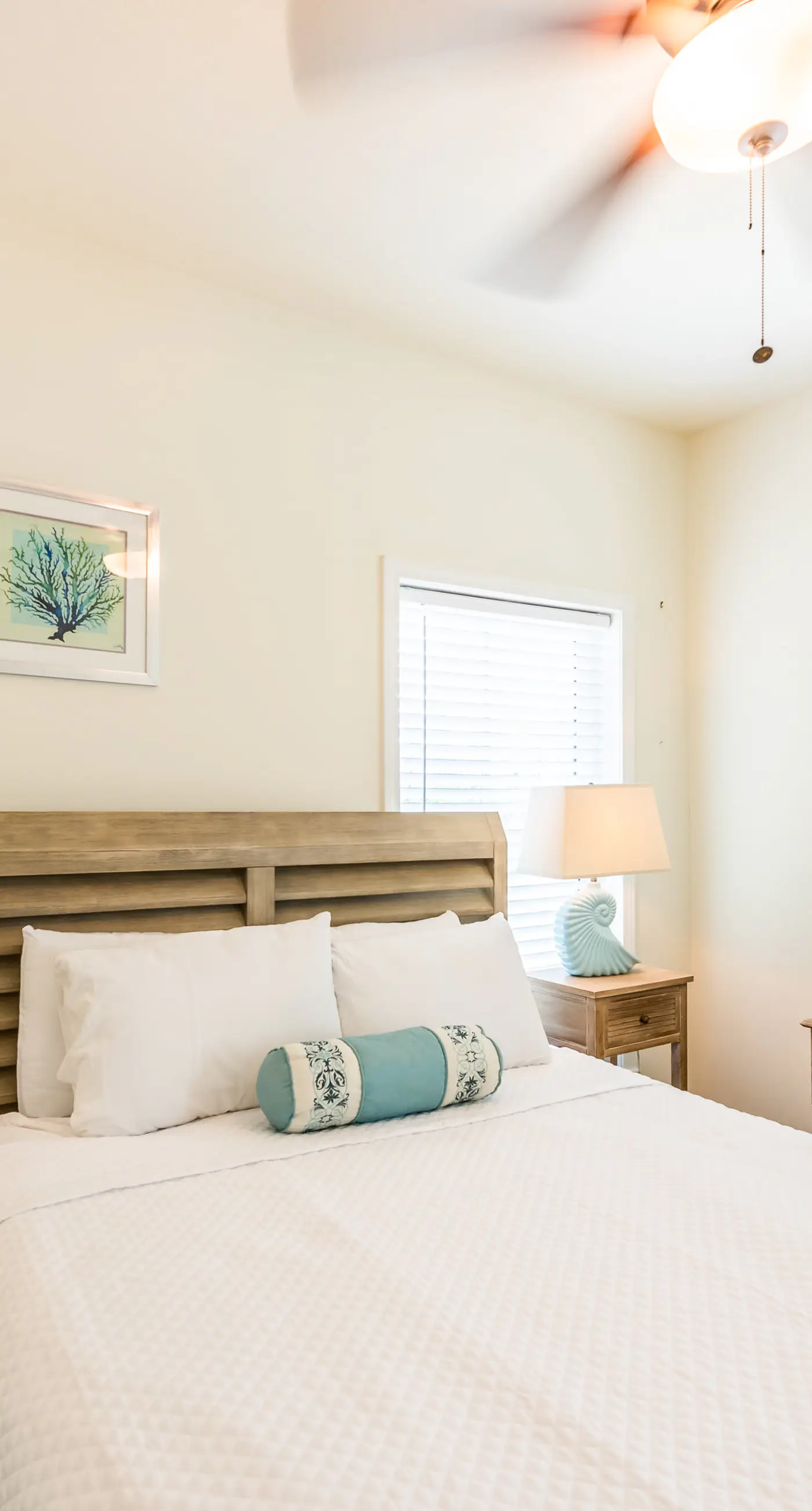 Snowbird-friendly townhome with WiFi, patio, central ac, pool,hot tub,gym