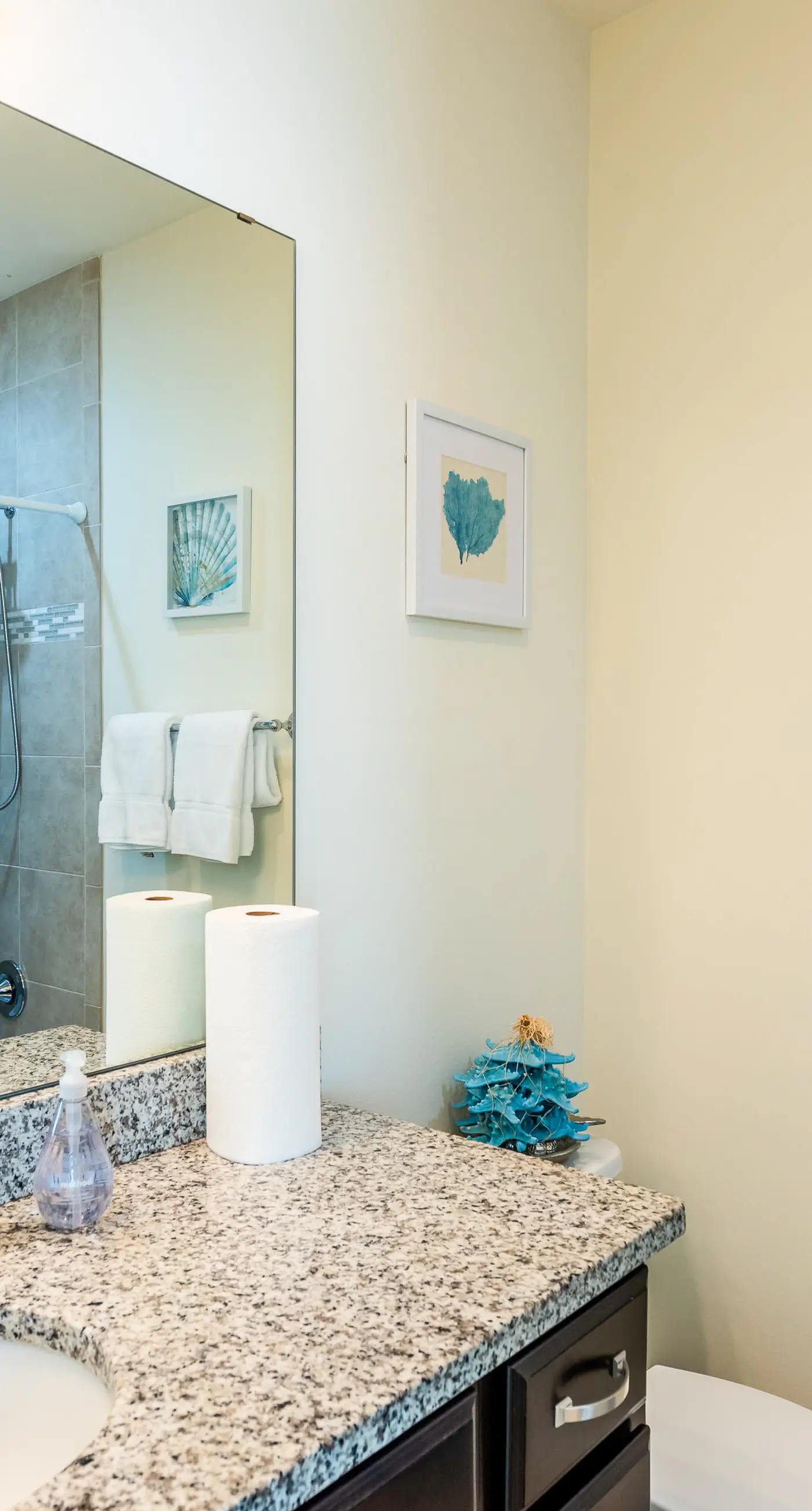 Snowbird-friendly townhome with WiFi, patio, central ac, pool,hot tub,gym