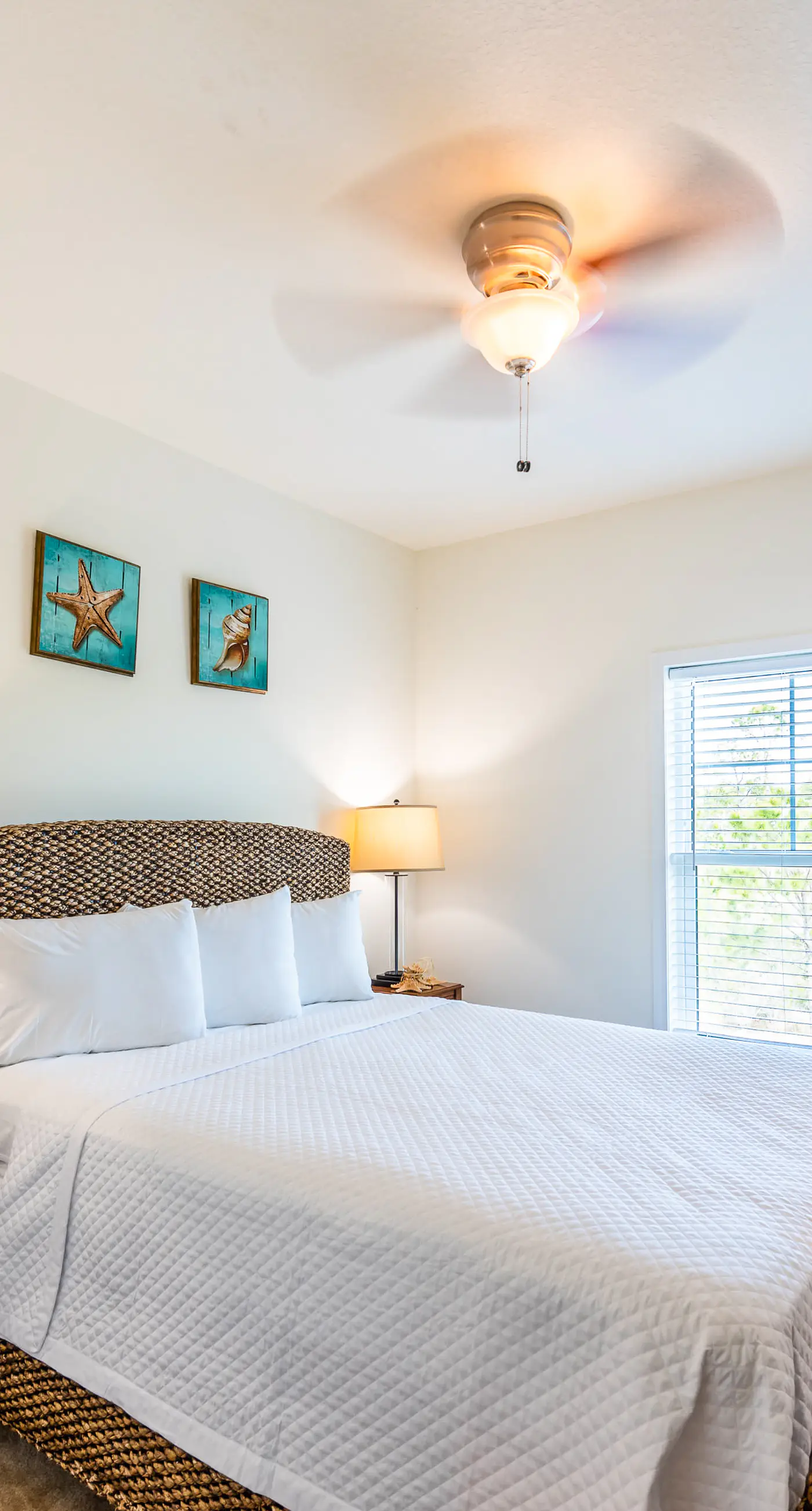 Snowbird-friendly townhome with WiFi, patio, central ac, pool,hot tub,gym