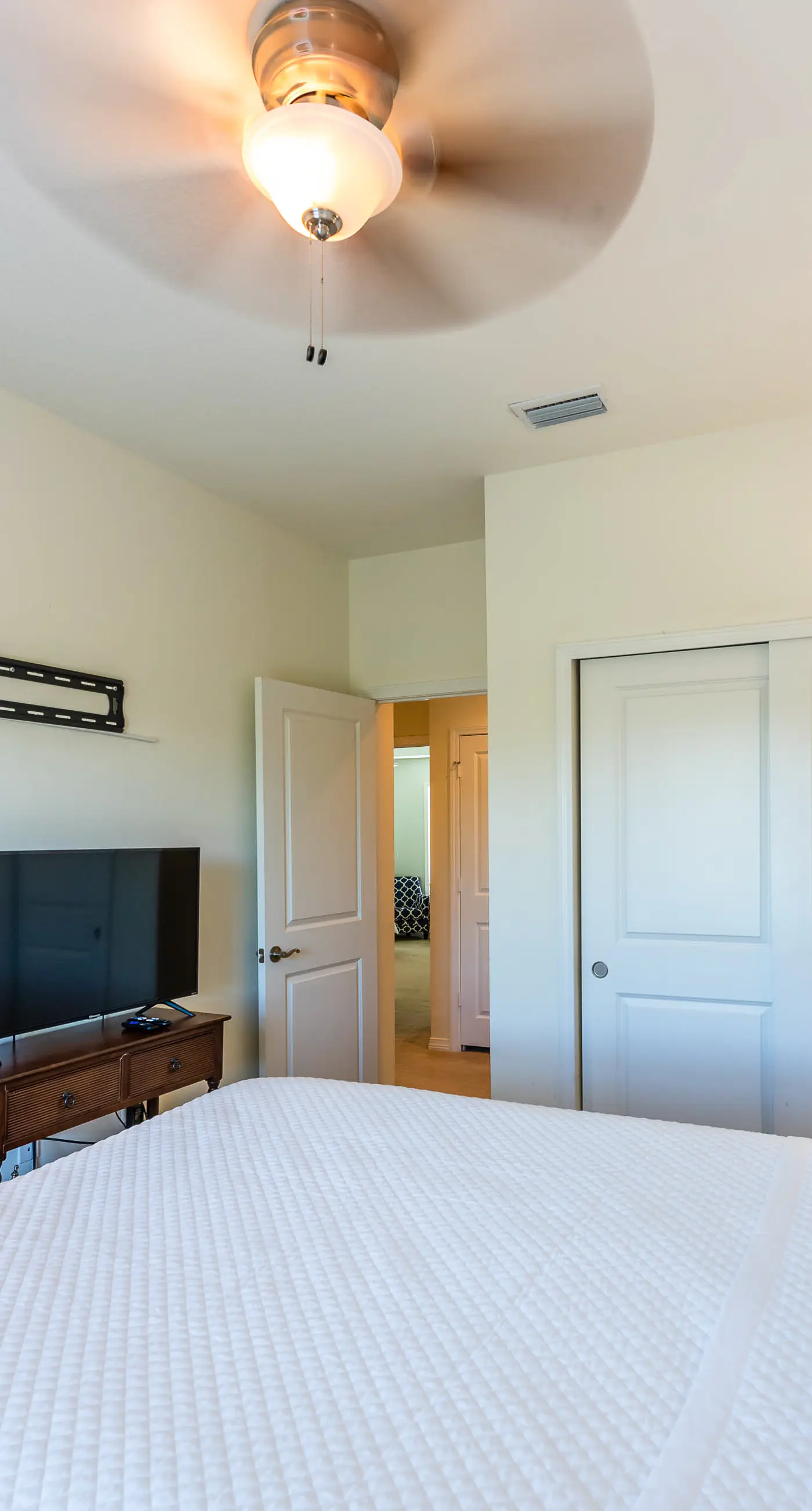 Snowbird-friendly townhome with WiFi, patio, central ac, pool,hot tub,gym