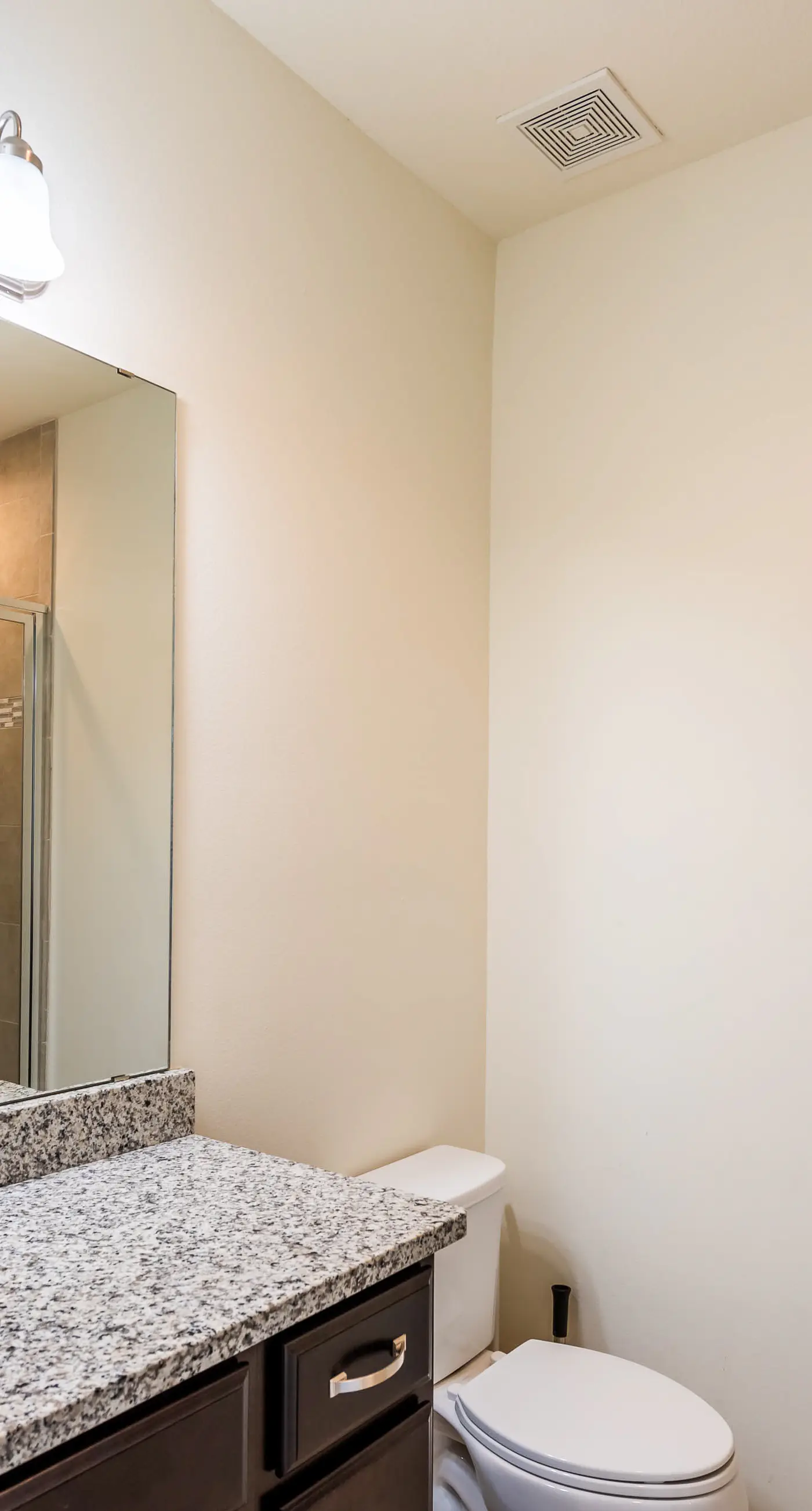 Snowbird-friendly townhome with WiFi, patio, central ac, pool,hot tub,gym