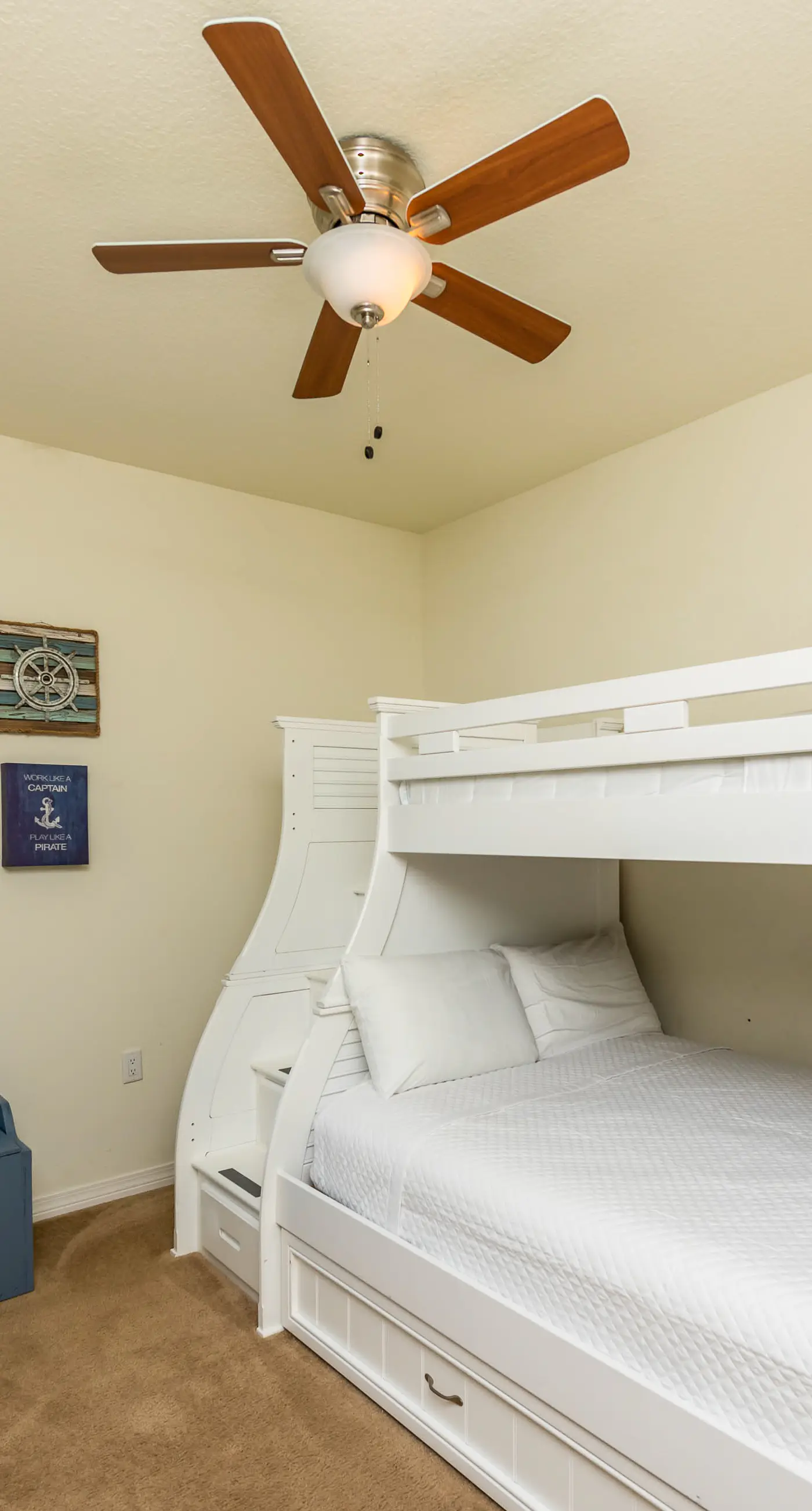 Snowbird-friendly townhome with WiFi, patio, central ac, pool,hot tub,gym