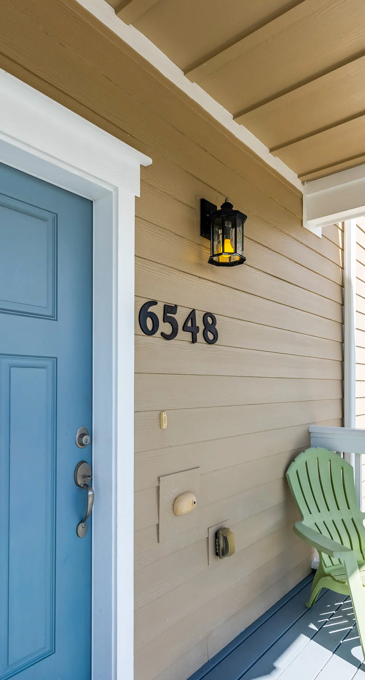 Snowbird-friendly townhome with WiFi, patio, central ac, pool,hot tub,gym