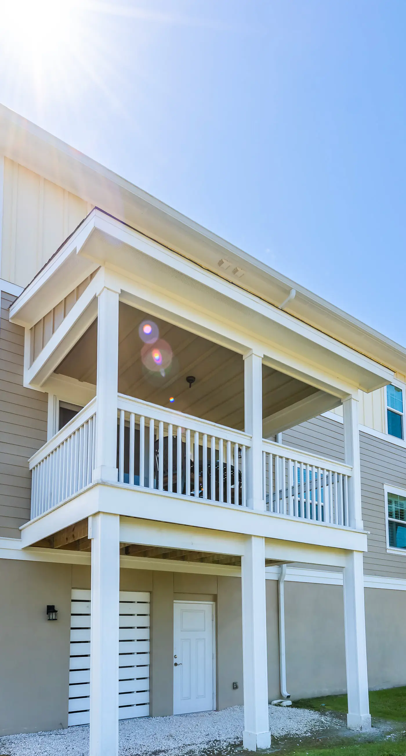 Snowbird-friendly townhome with WiFi, patio, central ac, pool,hot tub,gym