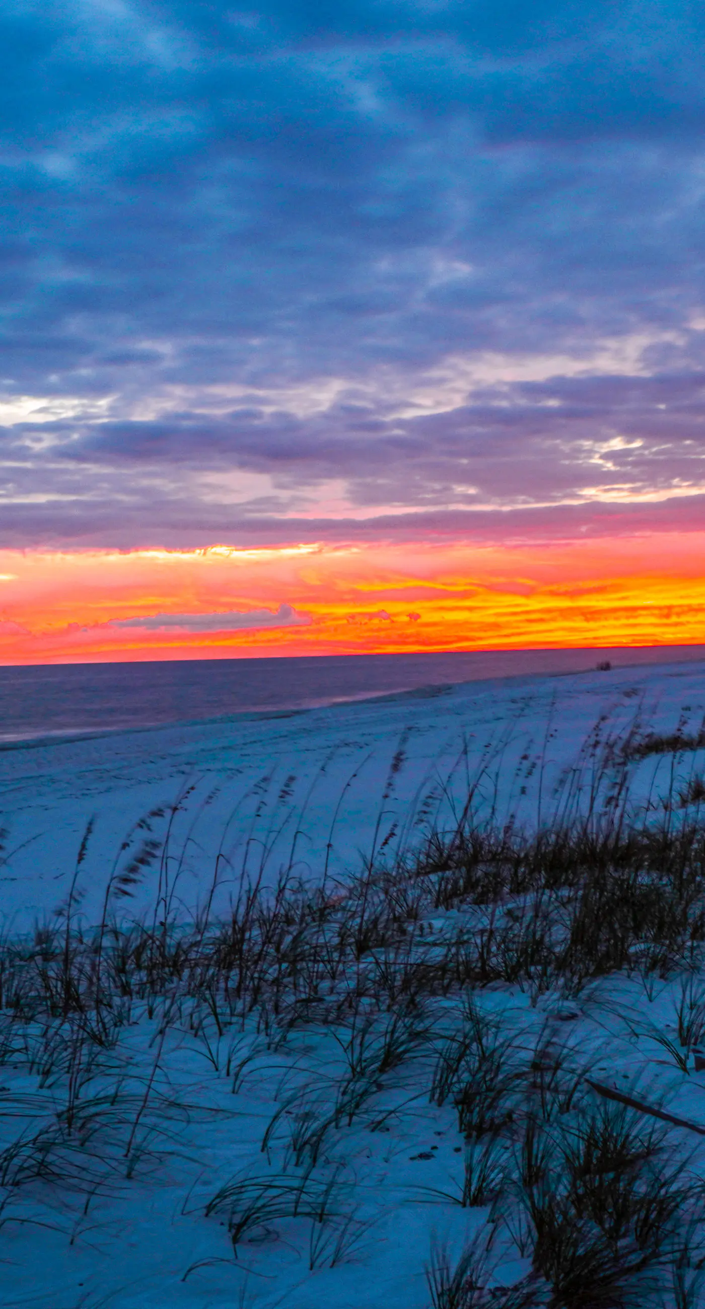 Snowbird-friendly townhome with WiFi, patio, central ac, pool,hot tub,gym