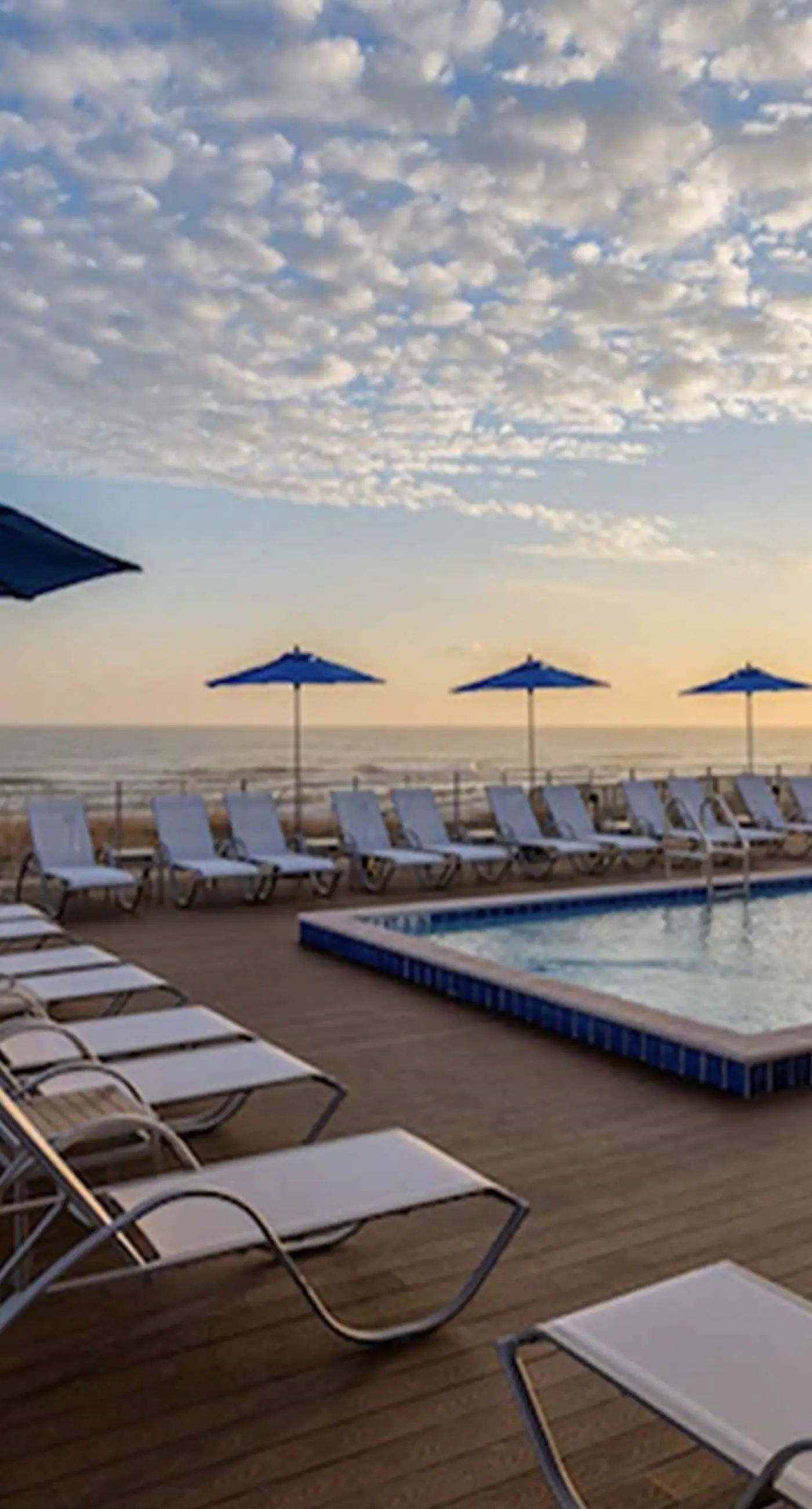 Snowbird-friendly townhome with WiFi, patio, central ac, pool,hot tub,gym