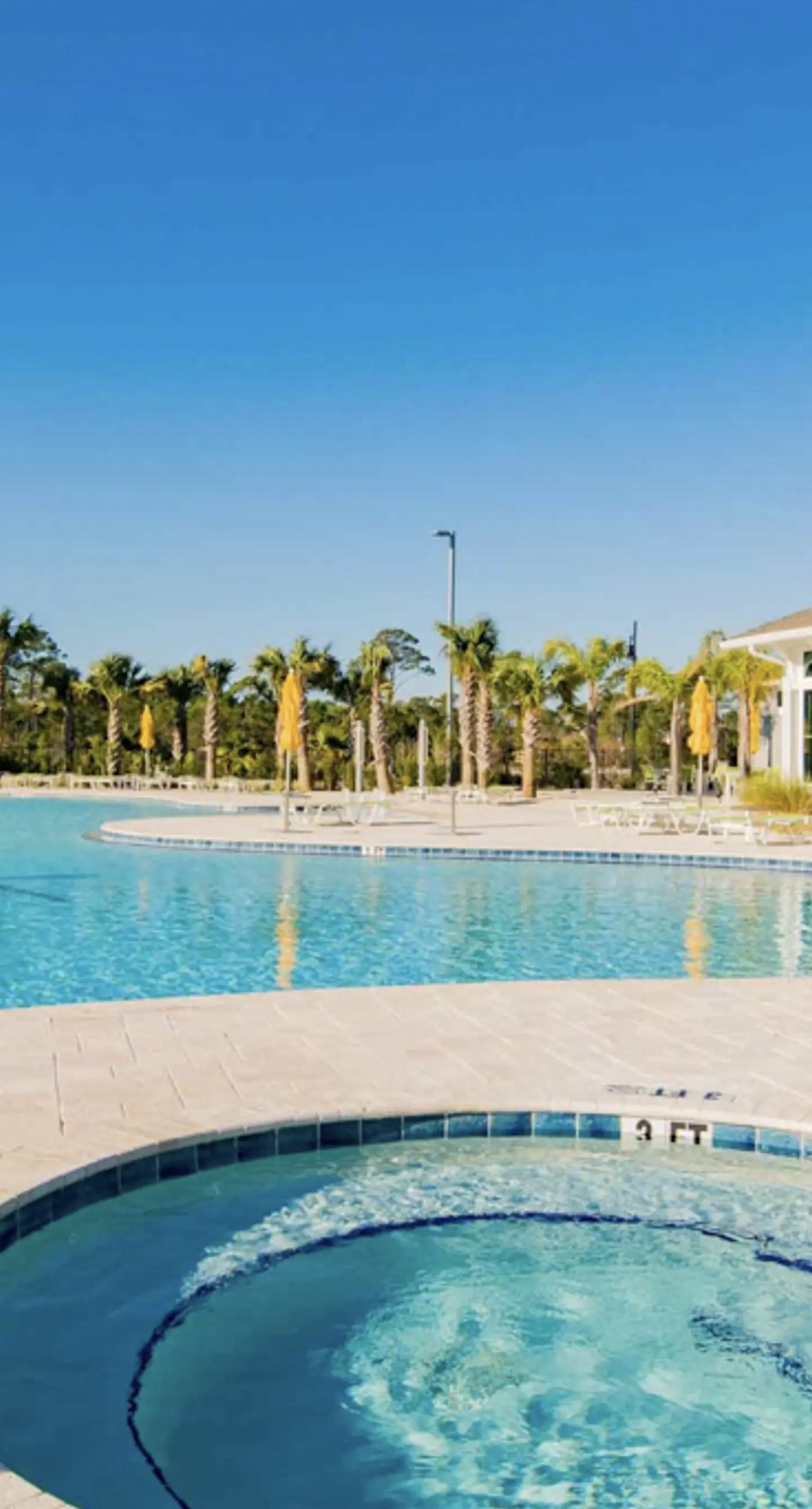 Snowbird-friendly townhome with WiFi, patio, central ac, pool,hot tub,gym