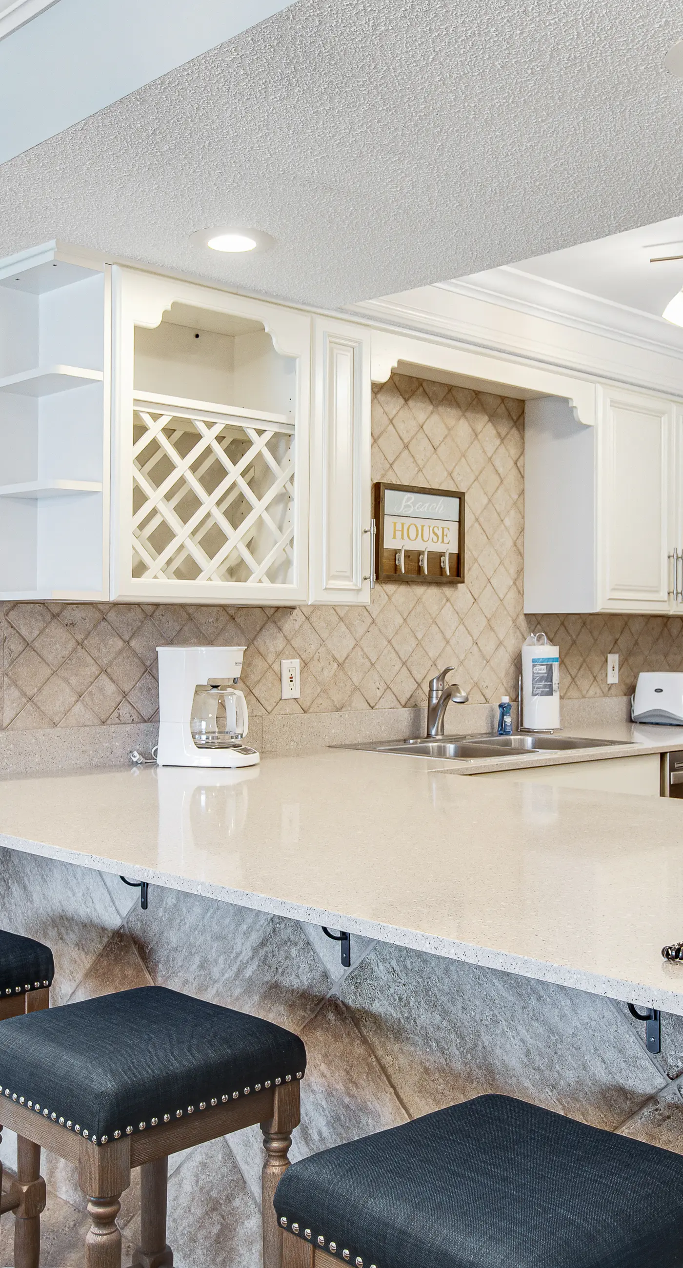 Snowbird-friendly Gulf-front Condo with outdoor Pool, Gym, Tennis
