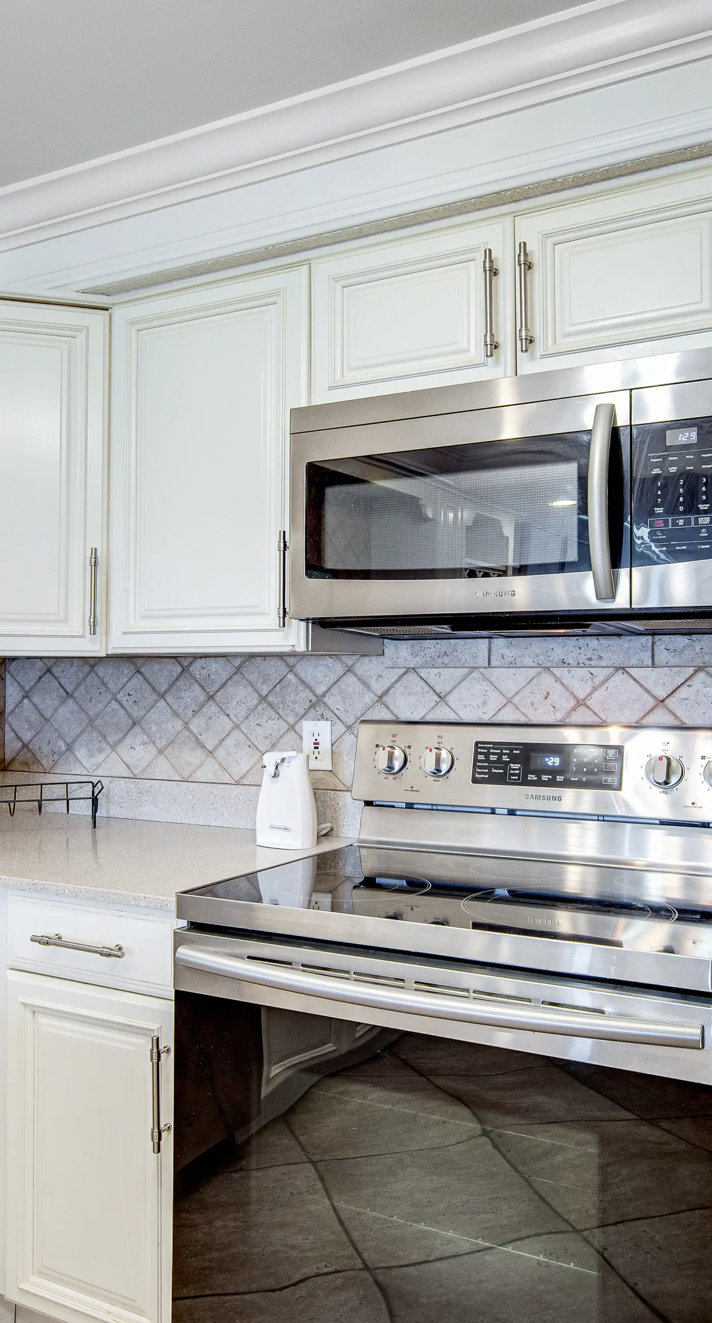 Snowbird-friendly Gulf-front Condo with outdoor Pool, Gym, Tennis