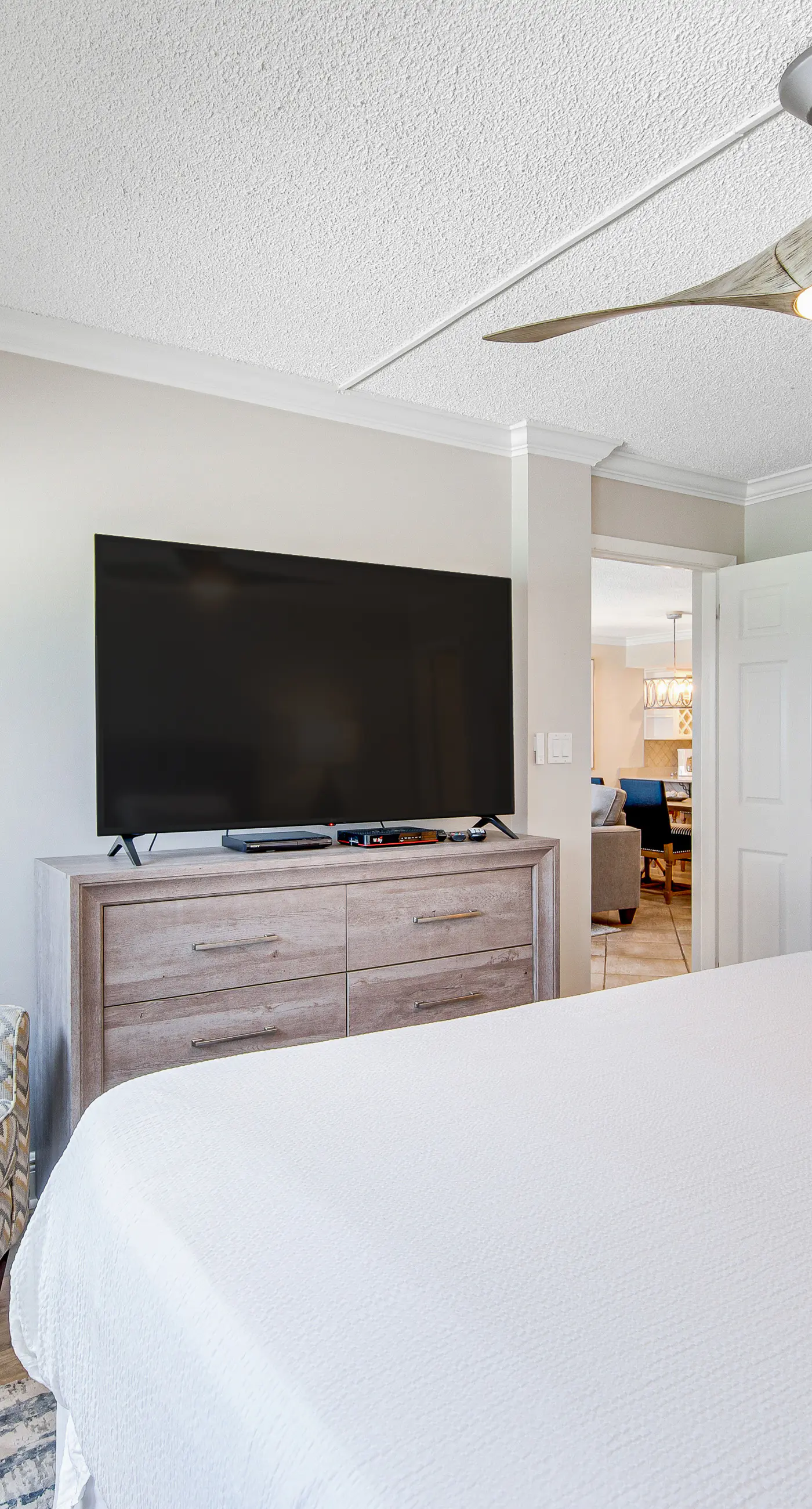 Snowbird-friendly Gulf-front Condo with outdoor Pool, Gym, Tennis