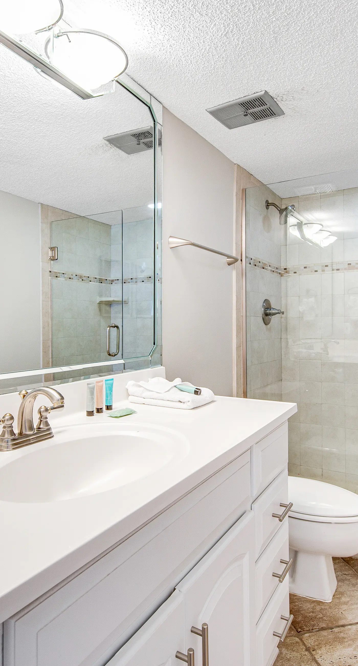 Snowbird-friendly Gulf-front Condo with outdoor Pool, Gym, Tennis