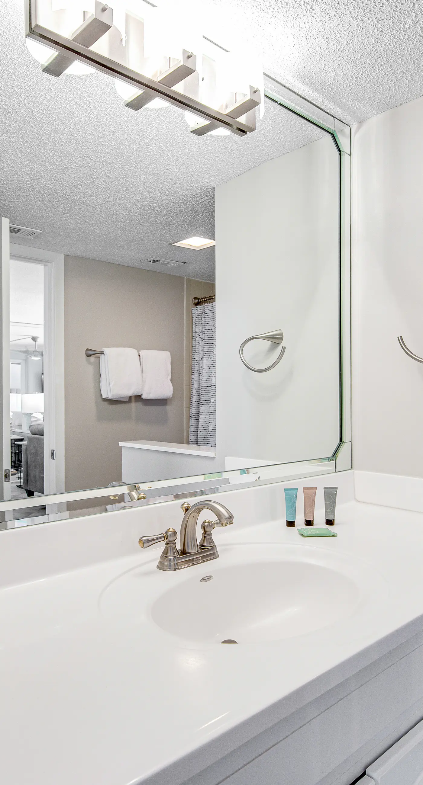 Snowbird-friendly Gulf-front Condo with outdoor Pool, Gym, Tennis