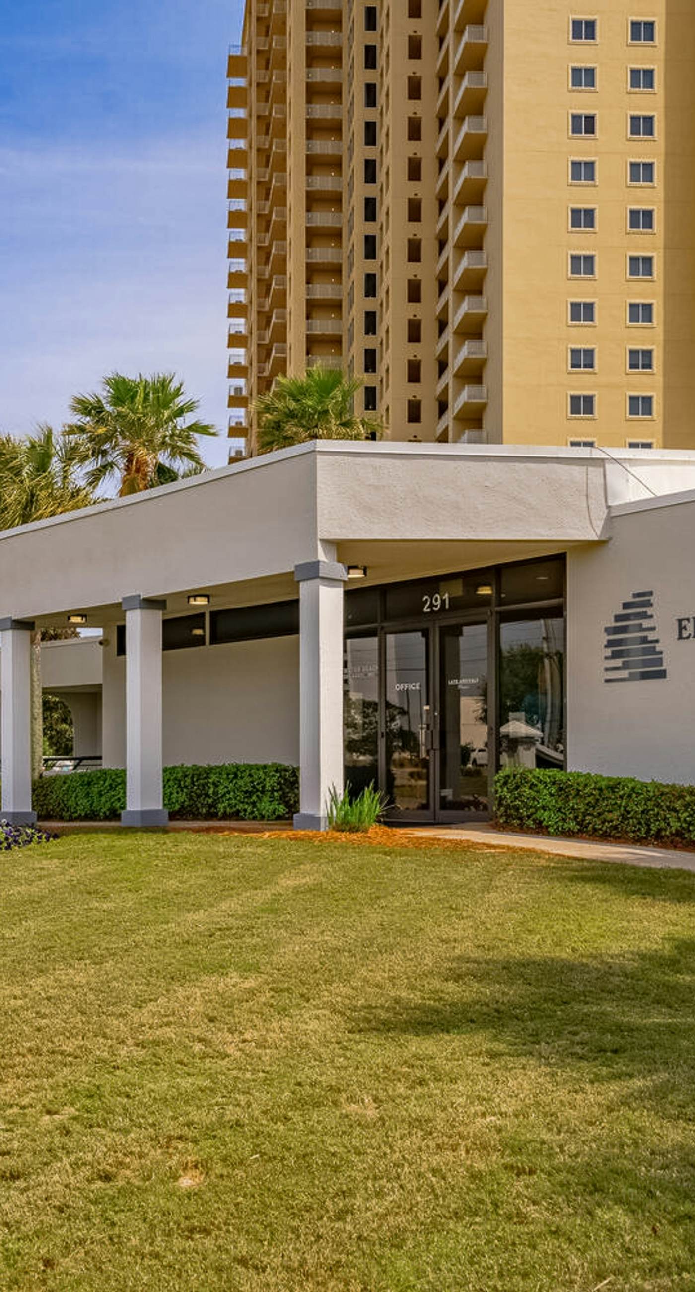 Gorgeious beachview condo with large balcony & shared pool