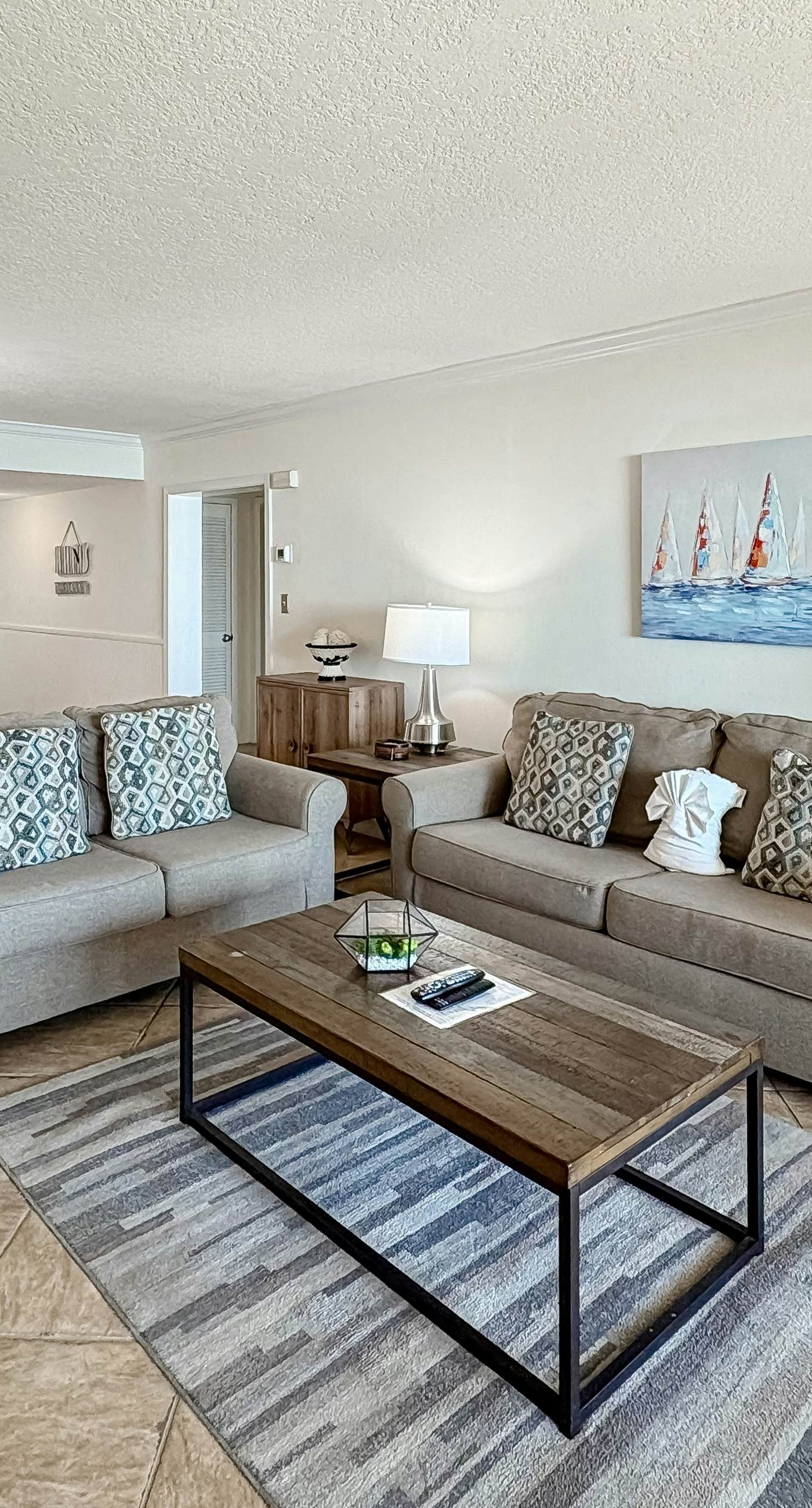 Gorgeous coastal condo with shared pool and easy beach access