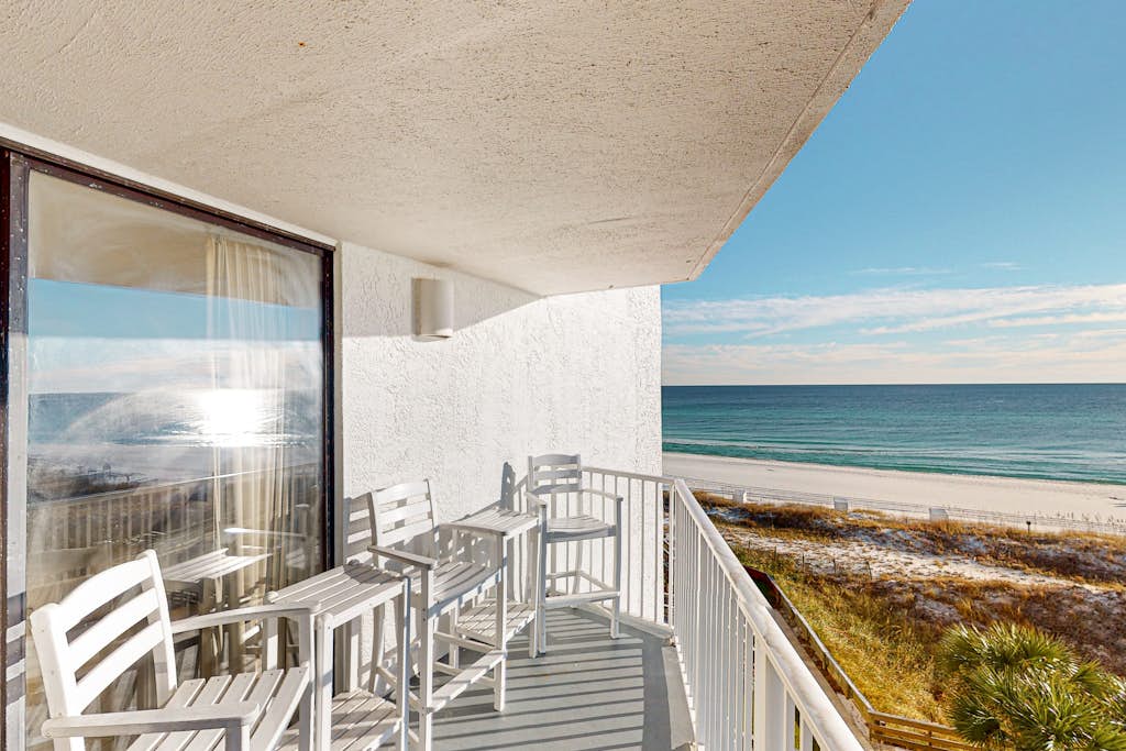 Enchanting condo with tennis, pool, hot tub, balcony, & washer/dryer
