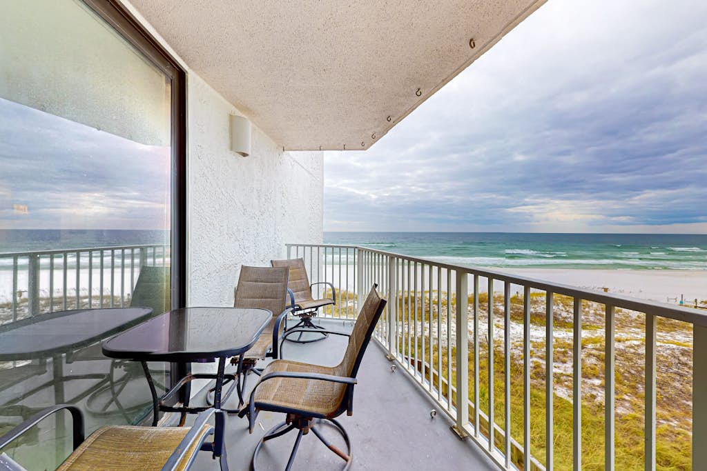 3rd Floor condo, 2 beach chairs included, Close to dining | 2 Bed