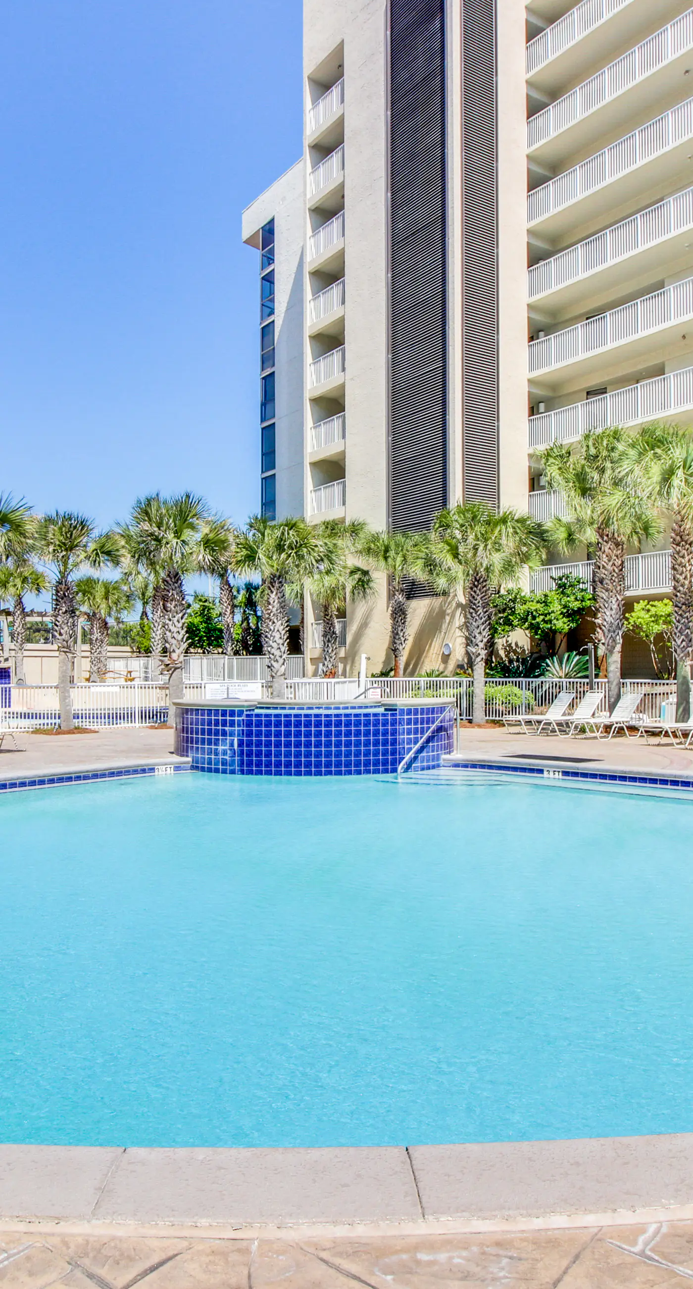 3rd Floor condo, 2 beach chairs included, Close to dining