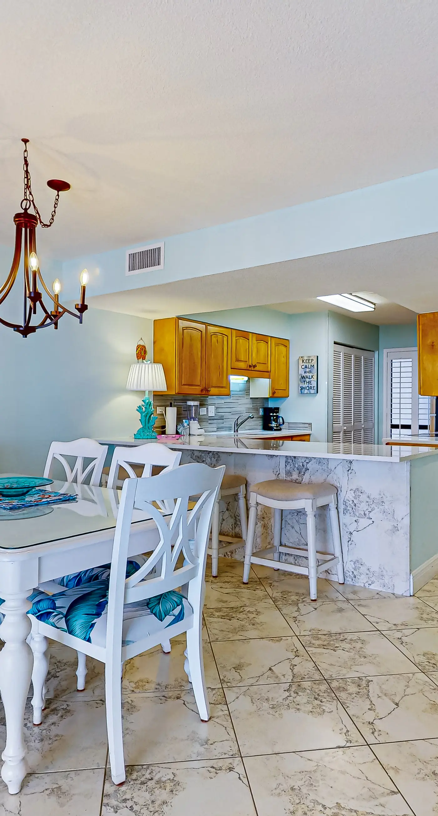 3rd Floor condo, 2 beach chairs included, Close to dining