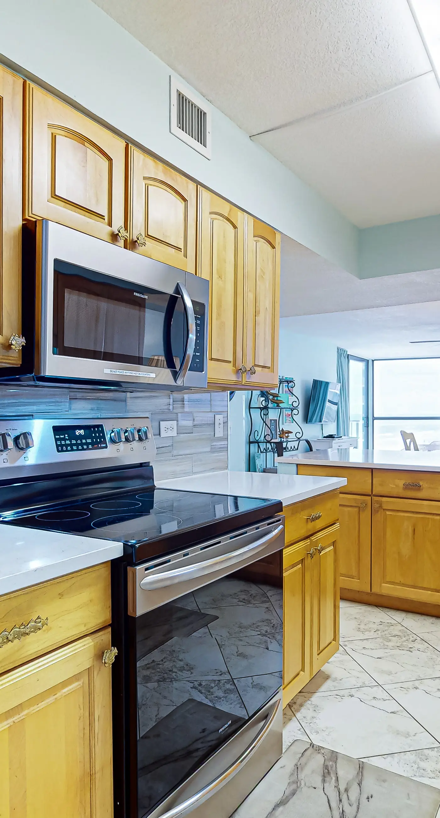 3rd Floor condo, 2 beach chairs included, Close to dining