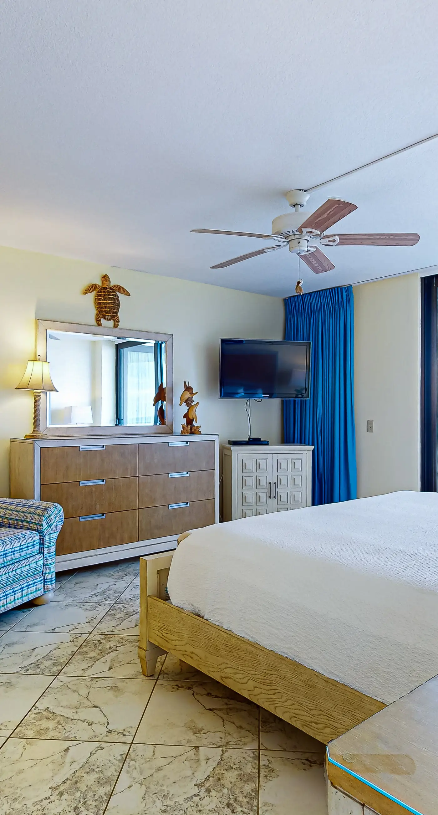 3rd Floor condo, 2 beach chairs included, Close to dining
