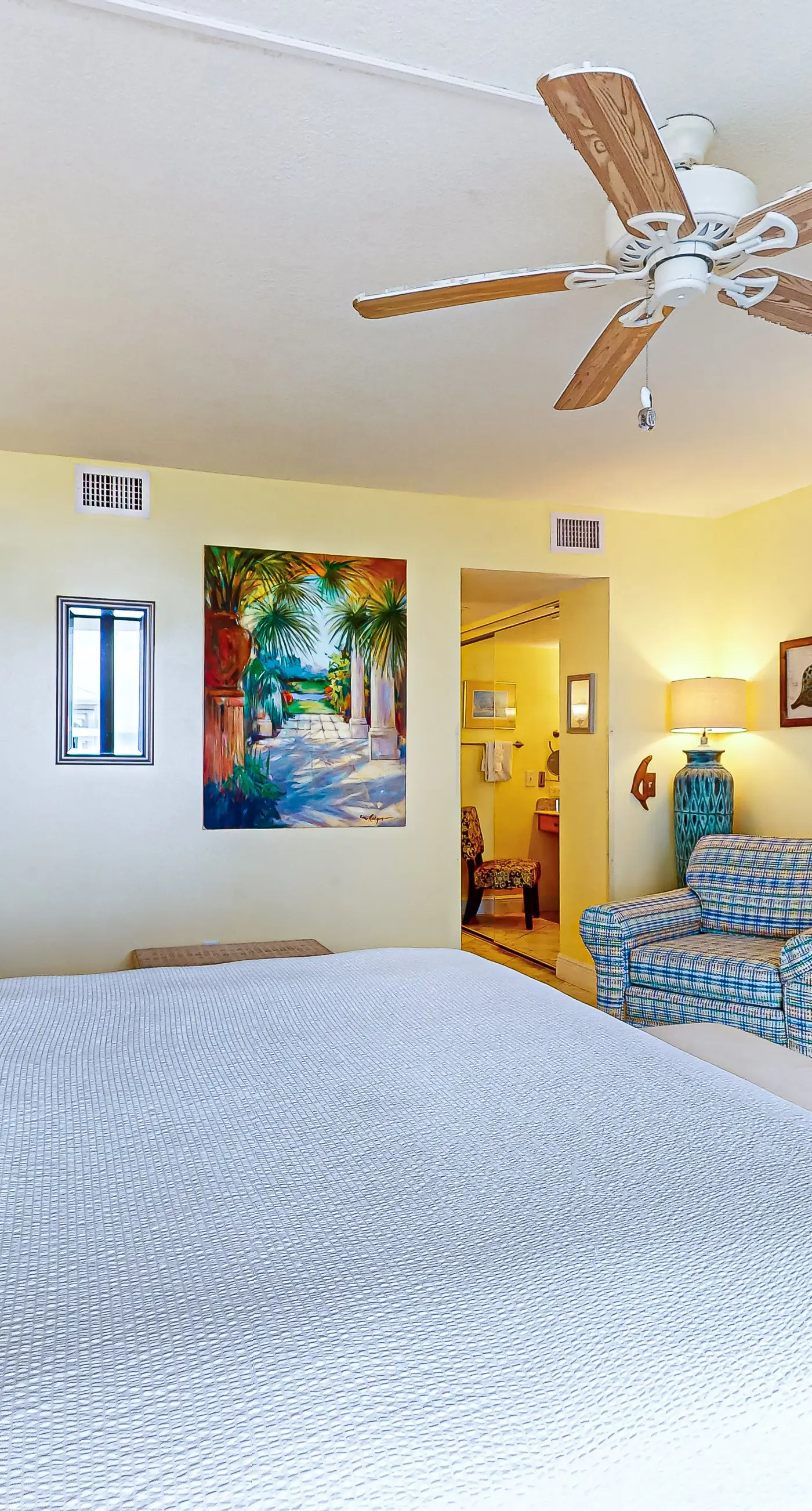 3rd Floor condo, 2 beach chairs included, Close to dining