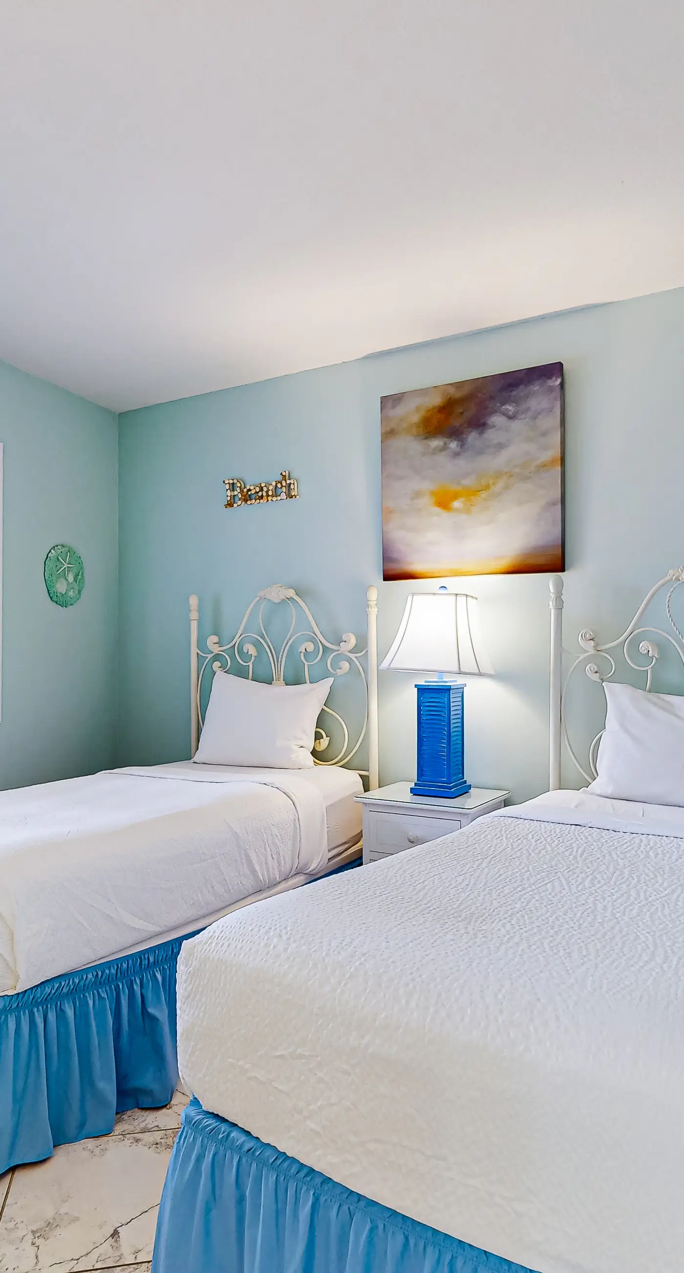 3rd Floor condo, 2 beach chairs included, Close to dining