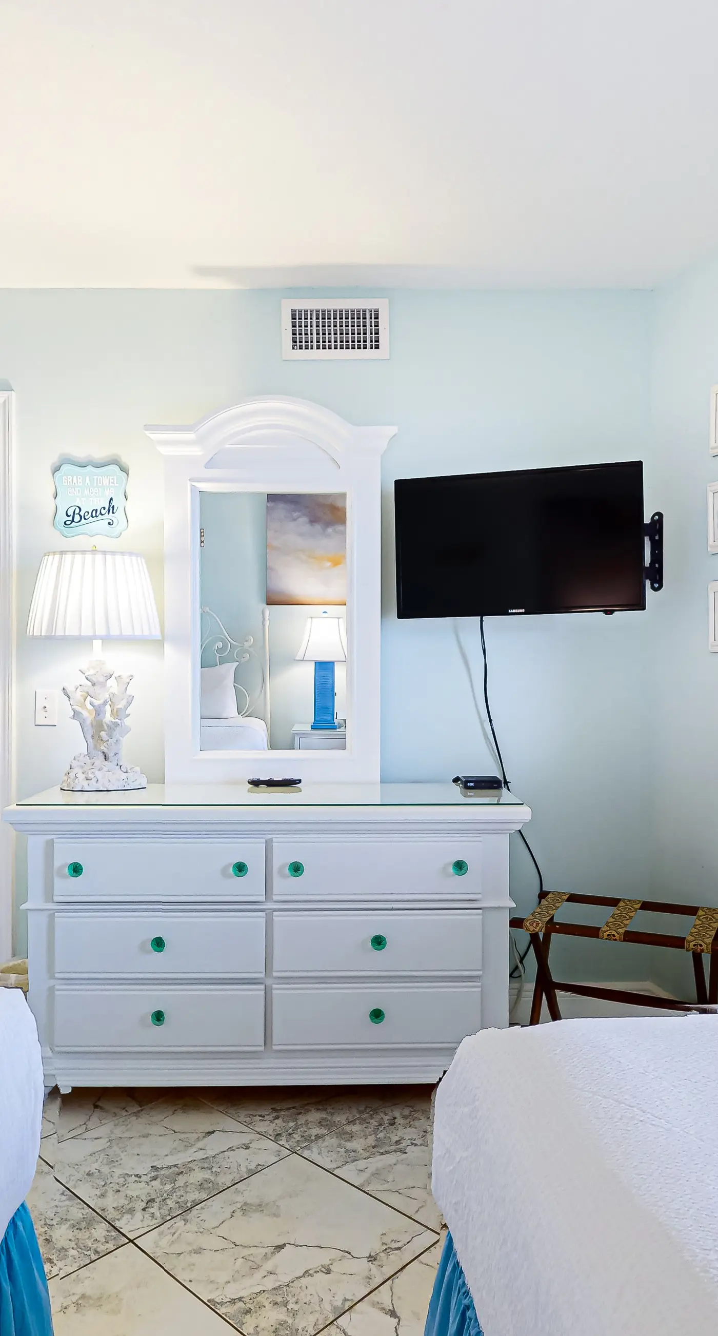 3rd Floor condo, 2 beach chairs included, Close to dining