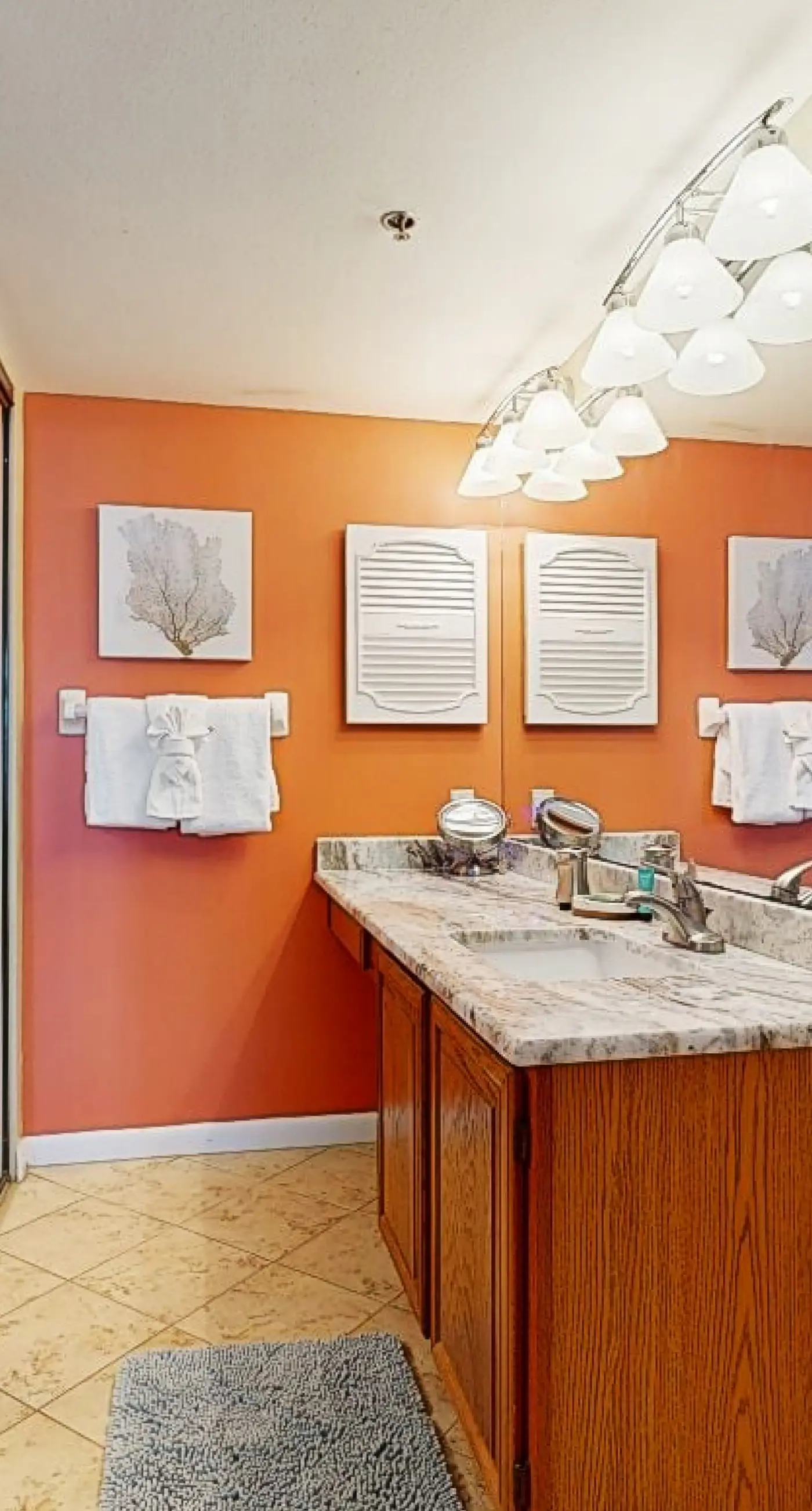 Beachfront condo with Gulf-view balcony & on-site pool/hot tub/tennis