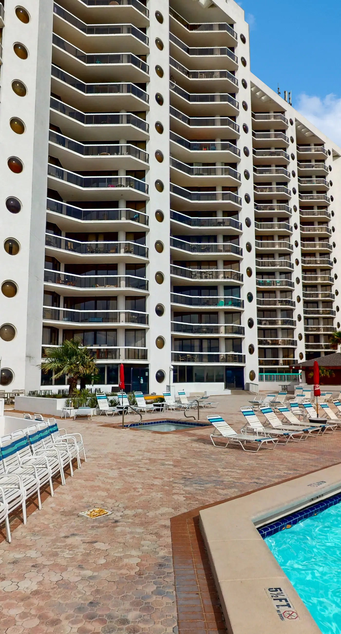 Beautiful gulf-front villa w/free WiFi, shared pool & hot tub, central AC, views
