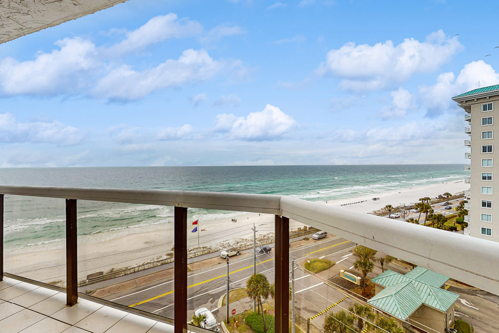 Gorgeous waterfront getaway has internet, washer, dryer, & shared hot tub & pool