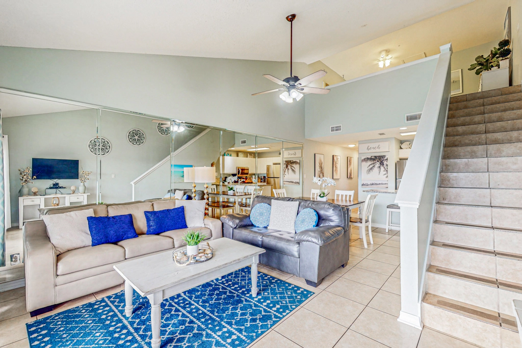 Beautiful condo w/ pool/hot tub - steps to the Gulf & close to shopping & dining