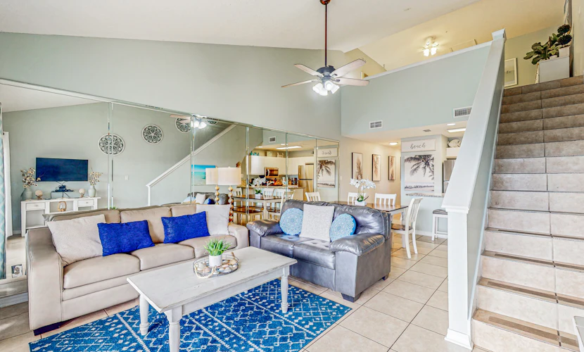 Beautiful condo w/ pool/hot tub - steps to the Gulf & close to shopping & dining