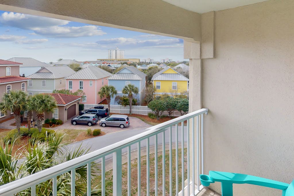 Beautiful condo w/ pool/hot tub - steps to the Gulf & close to shopping & dining