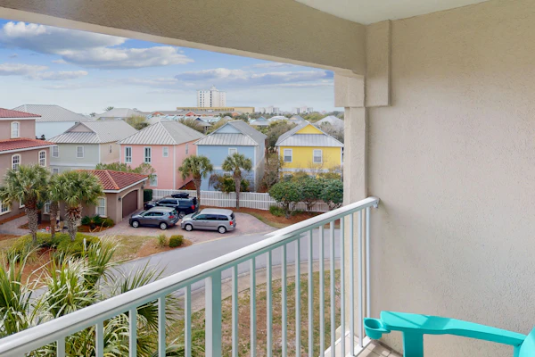 Beautiful condo w/ pool/hot tub - steps to the Gulf & close to shopping & dining
