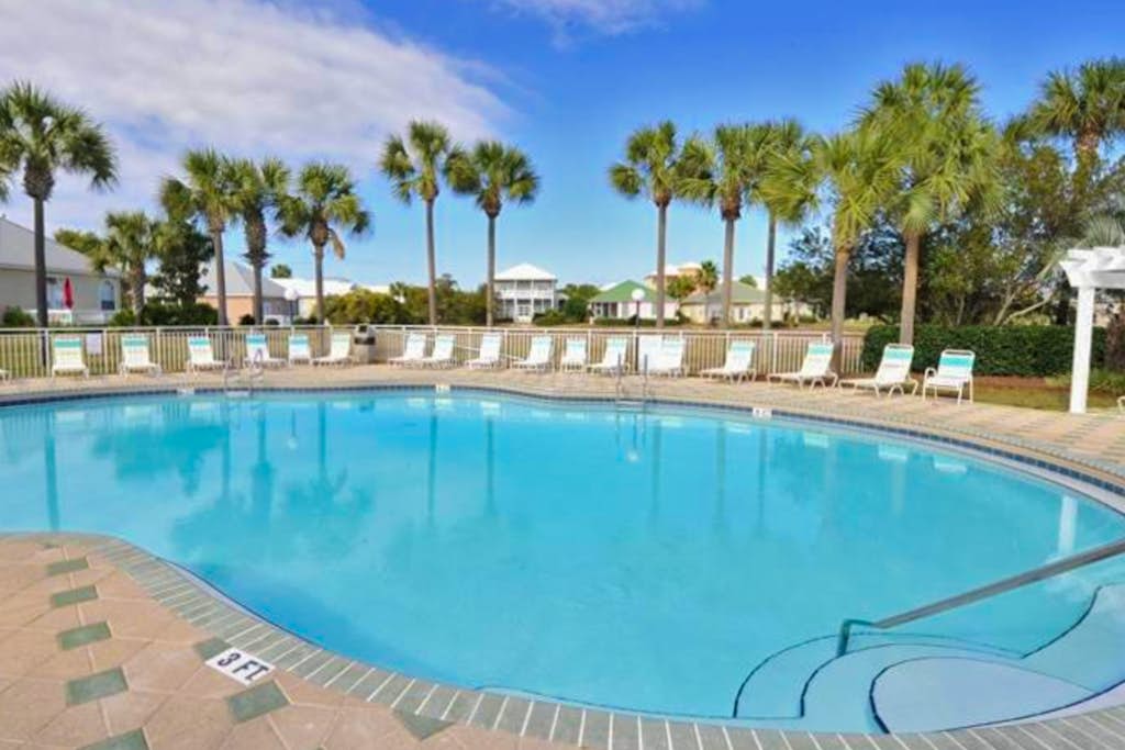 Beautiful condo w/ pool/hot tub - steps to the Gulf & close to shopping & dining