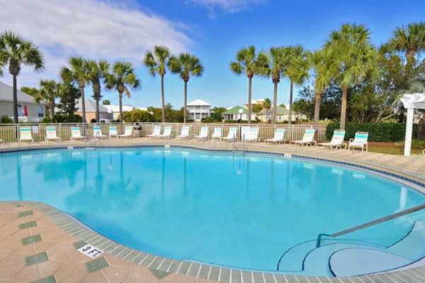 Beautiful condo w/ pool/hot tub - steps to the Gulf & close to shopping & dining