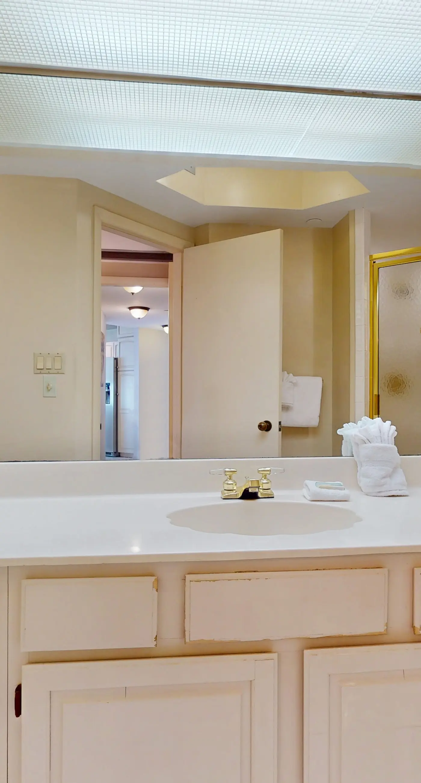 Beautiful beachfront condo with shared pool, tennis, & beach access