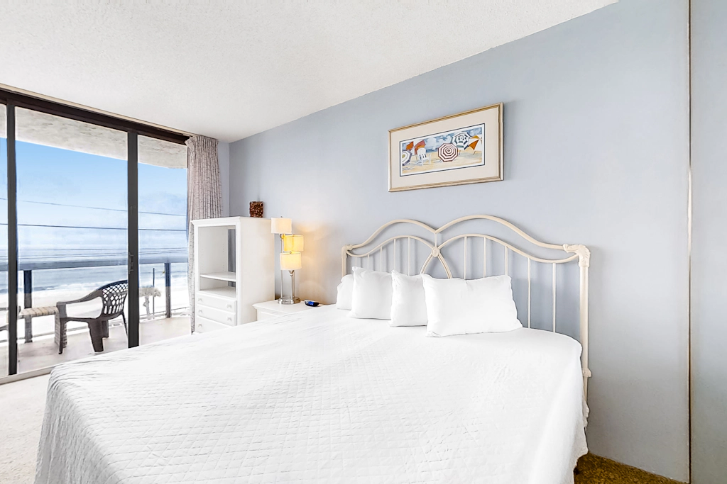Gulfside resort home w/shared pool & hot tub, central AC, gulf views, free WiFi
