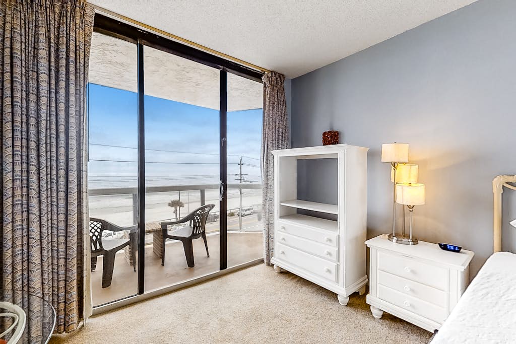 Gulfside resort home w/shared pool & hot tub, central AC, gulf views, free WiFi