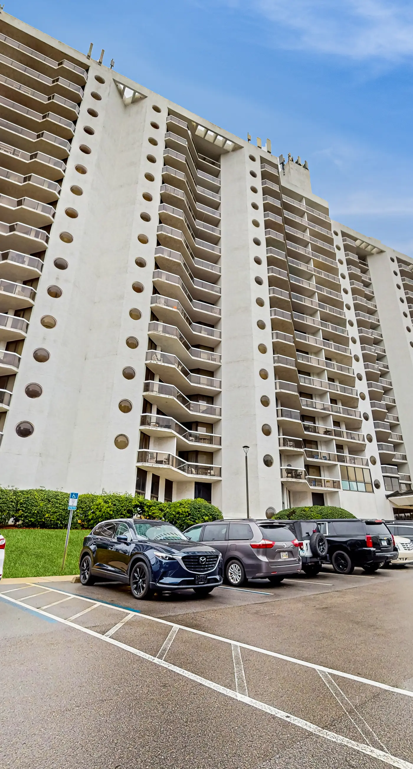 Updated Gulf view condo with resort pool, hot tub, gym & beach bar