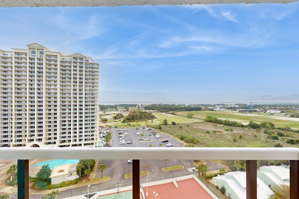 Gorgeous & convenient condo w/ shared pools, hot tub, gym, sports courts, & more