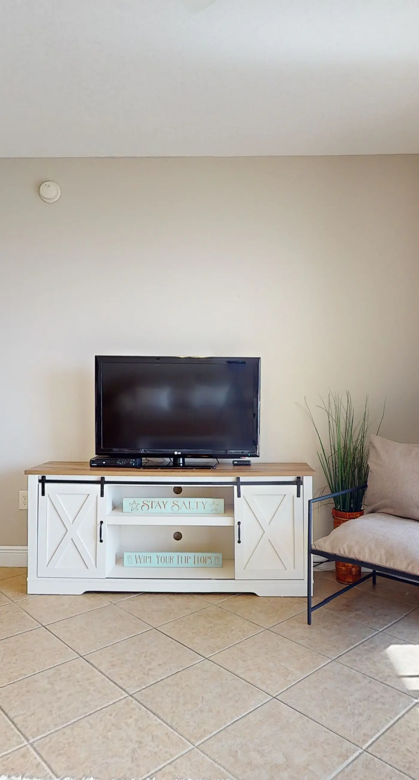 Well-appointed 15th-floor condo w/balcony, beach views, shared pool & tennis