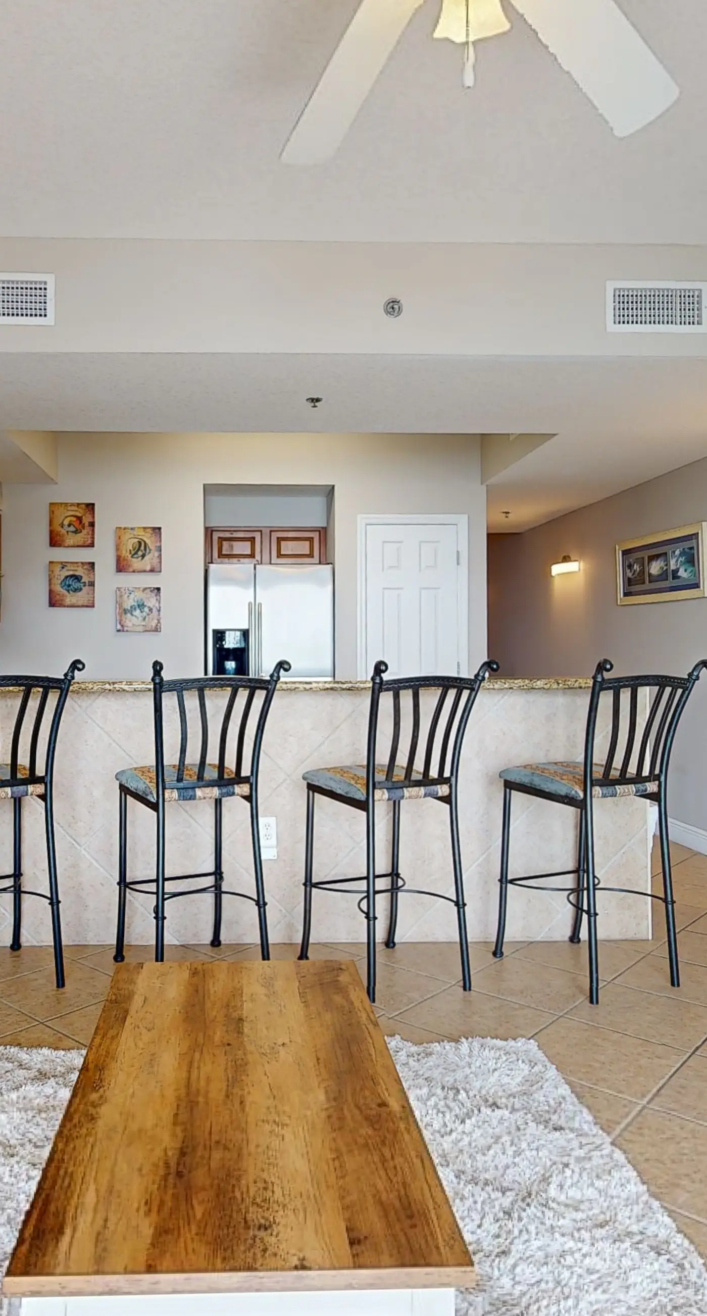 Well-appointed 15th-floor condo w/balcony, beach views, shared pool & tennis