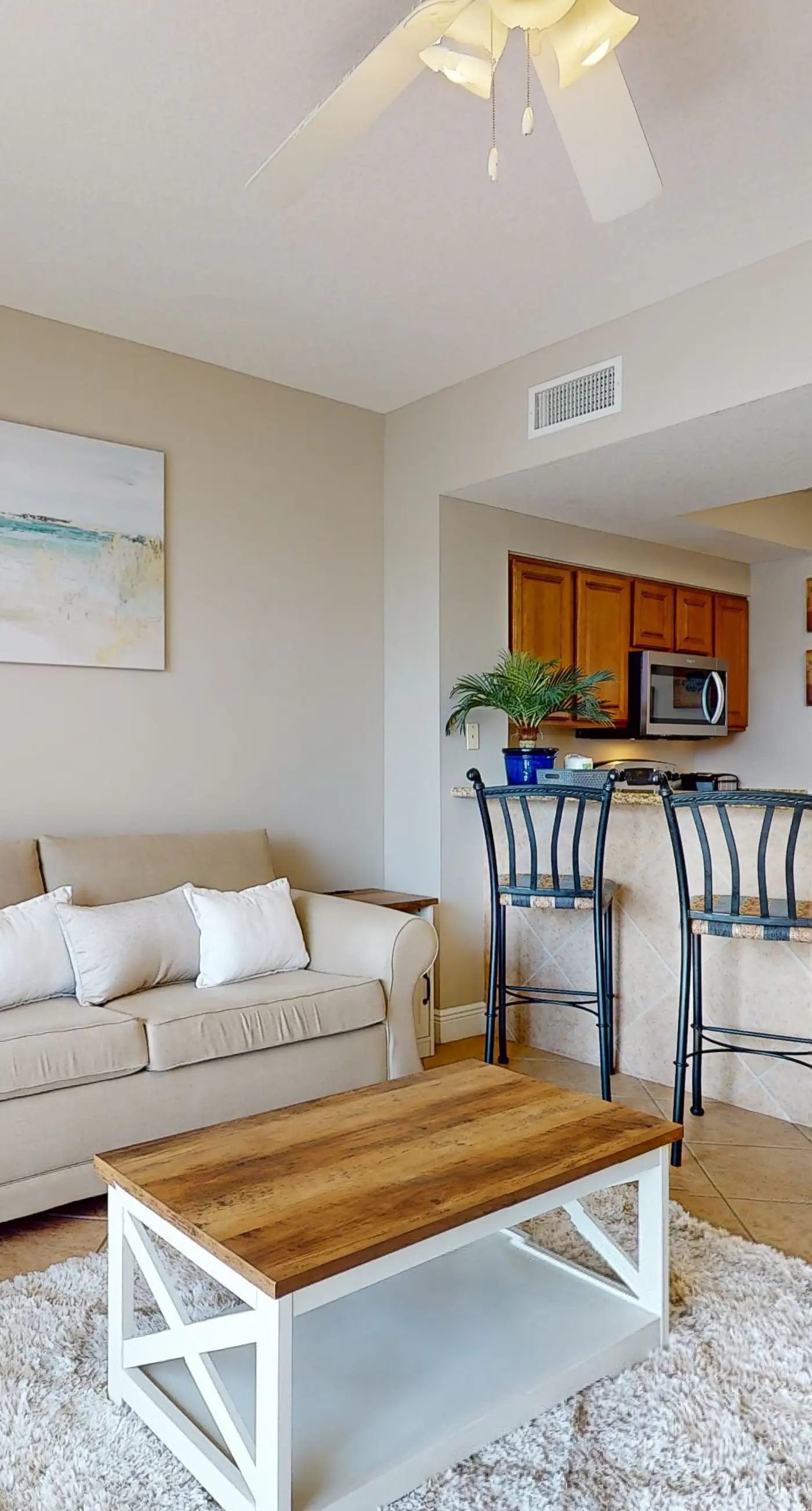 Well-appointed 15th-floor condo w/balcony, beach views, shared pool & tennis