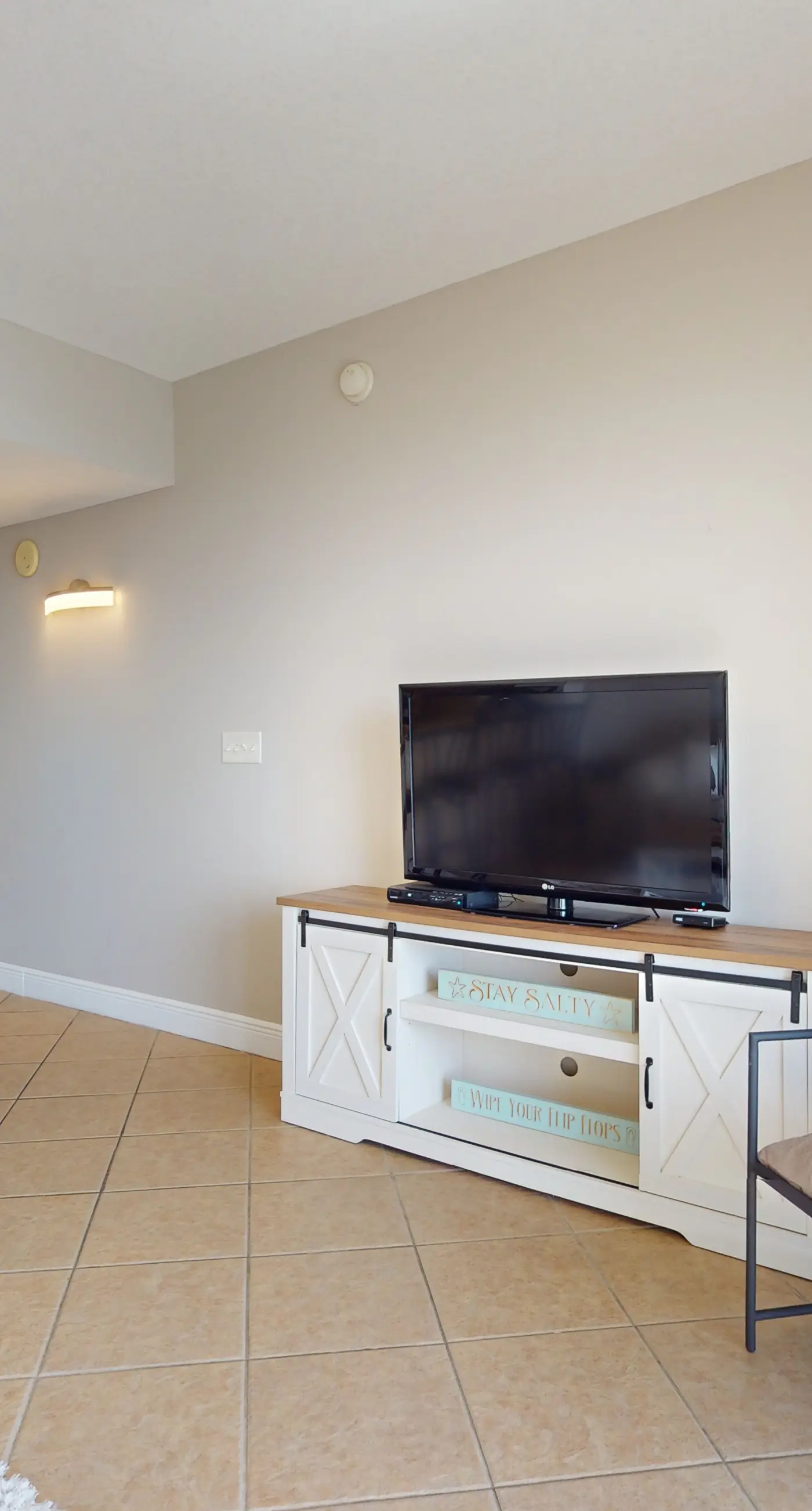 Well-appointed 15th-floor condo w/balcony, beach views, shared pool & tennis