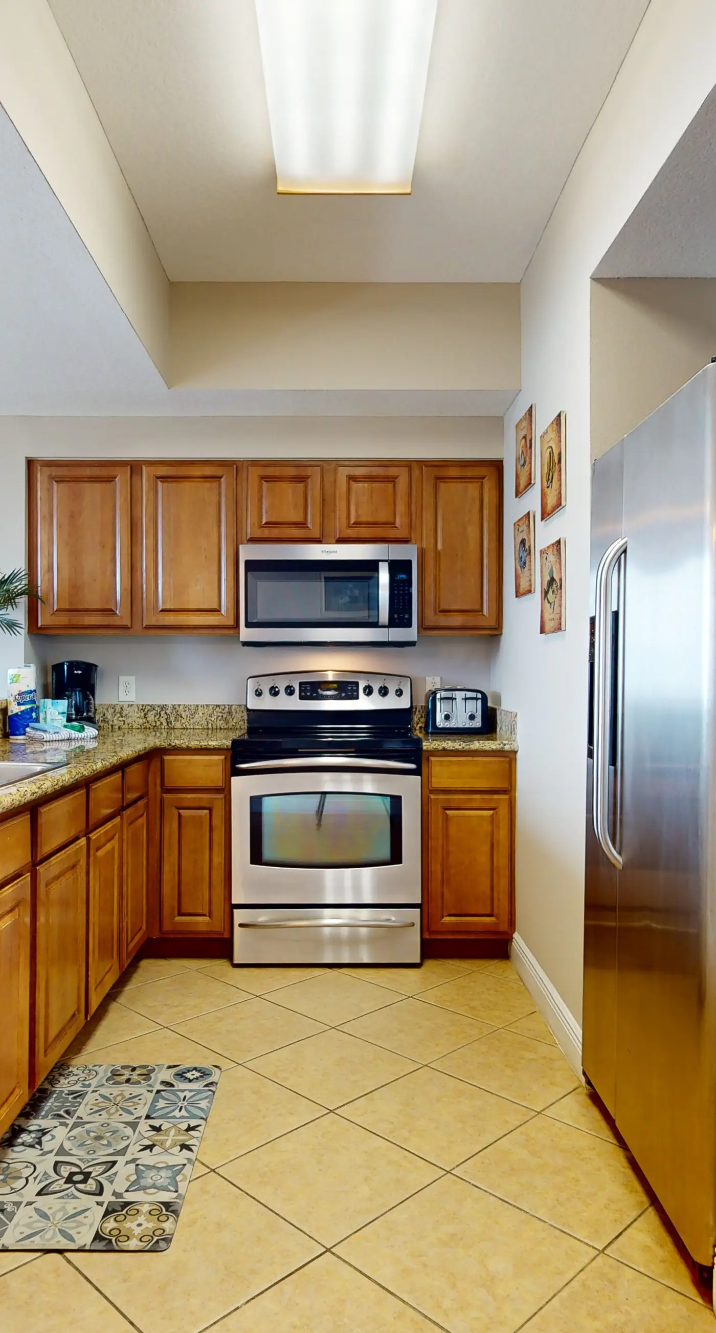 Well-appointed 15th-floor condo w/balcony, beach views, shared pool & tennis