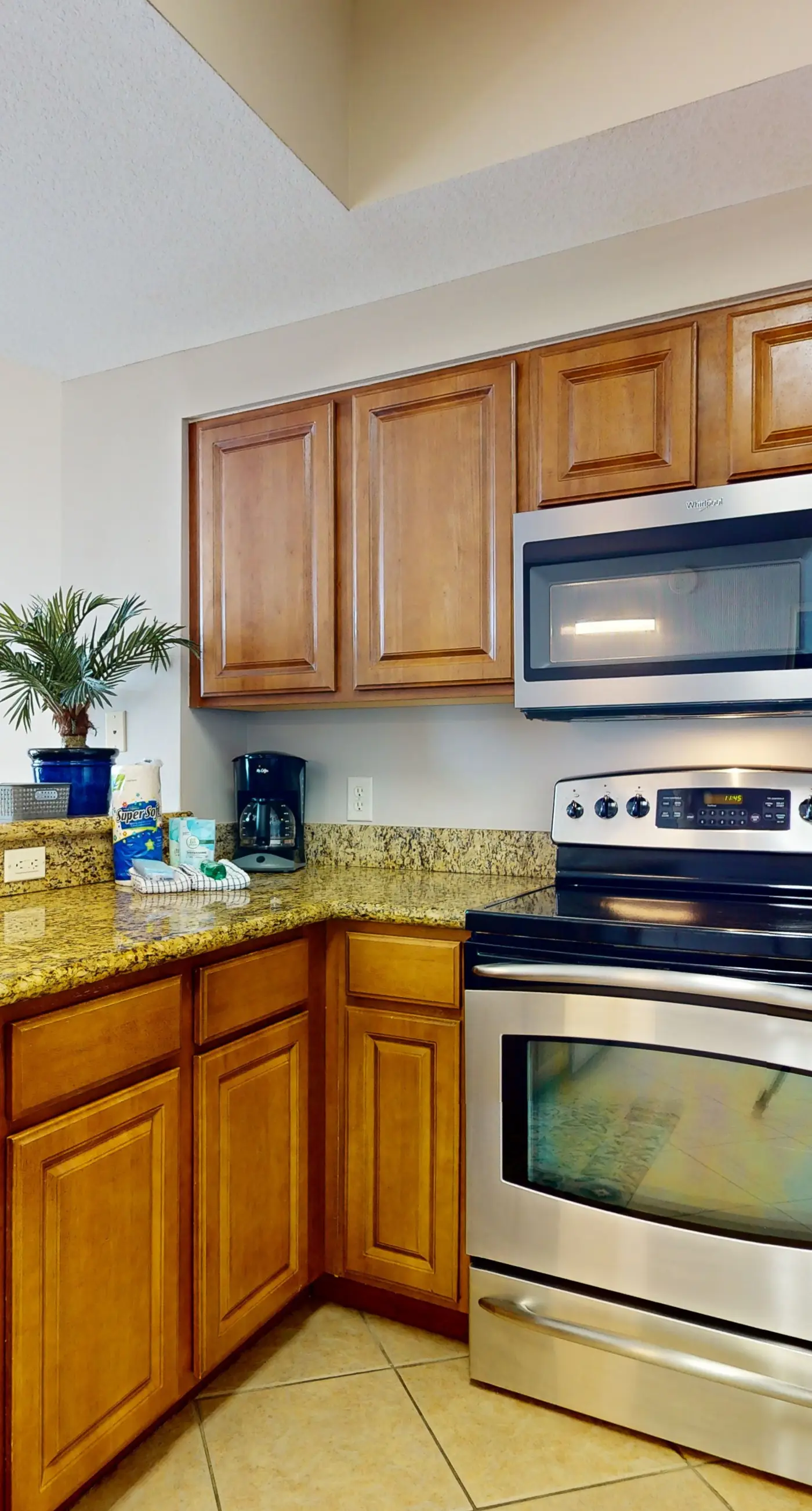 Well-appointed 15th-floor condo w/balcony, beach views, shared pool & tennis