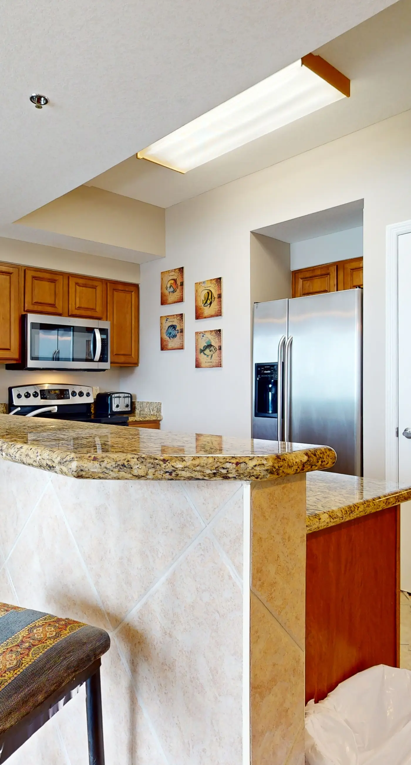 Well-appointed 15th-floor condo w/balcony, beach views, shared pool & tennis