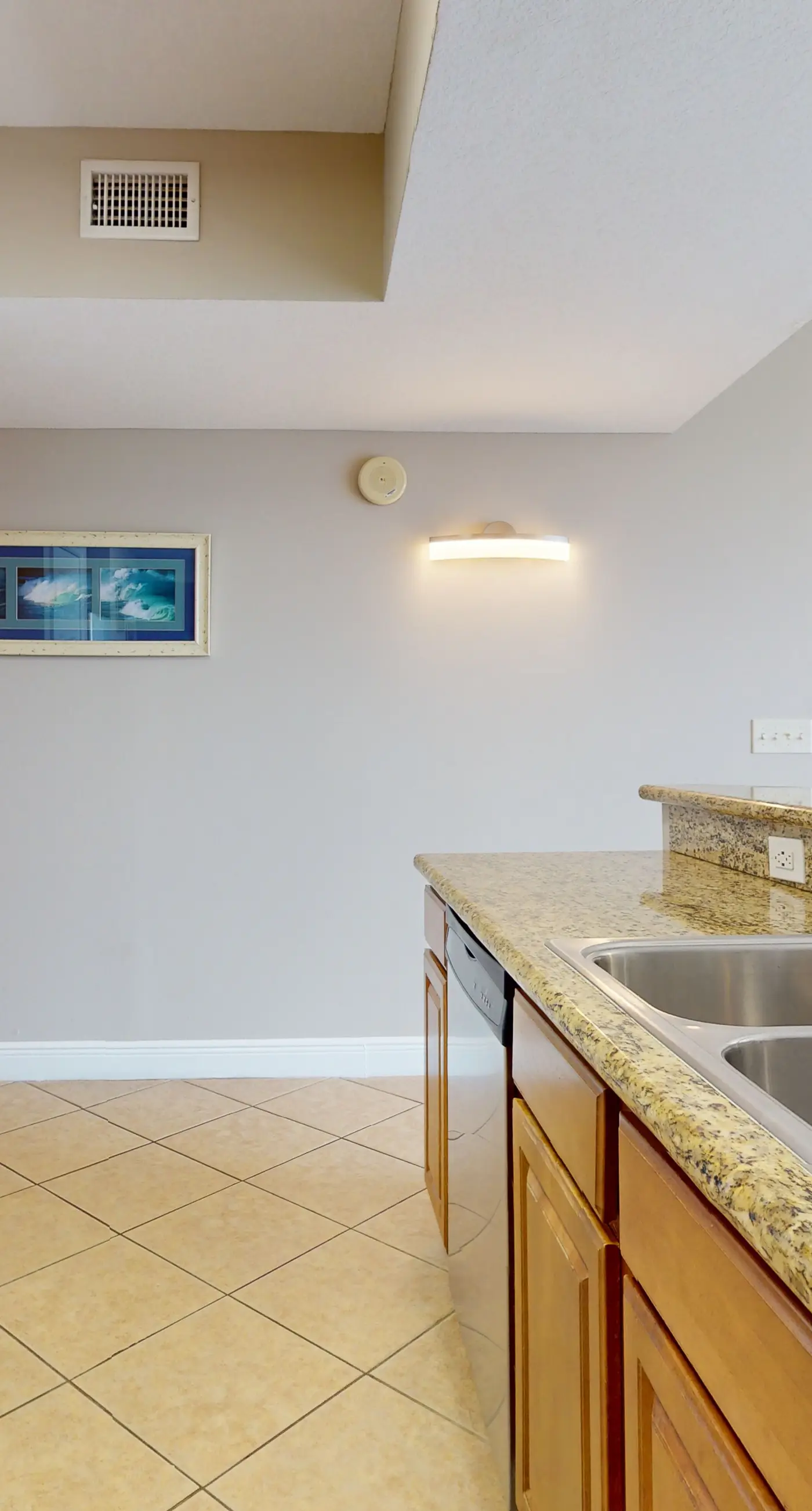 Well-appointed 15th-floor condo w/balcony, beach views, shared pool & tennis