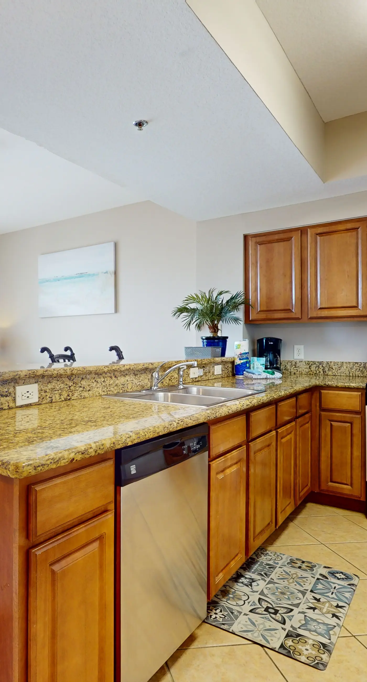 Well-appointed 15th-floor condo w/balcony, beach views, shared pool & tennis